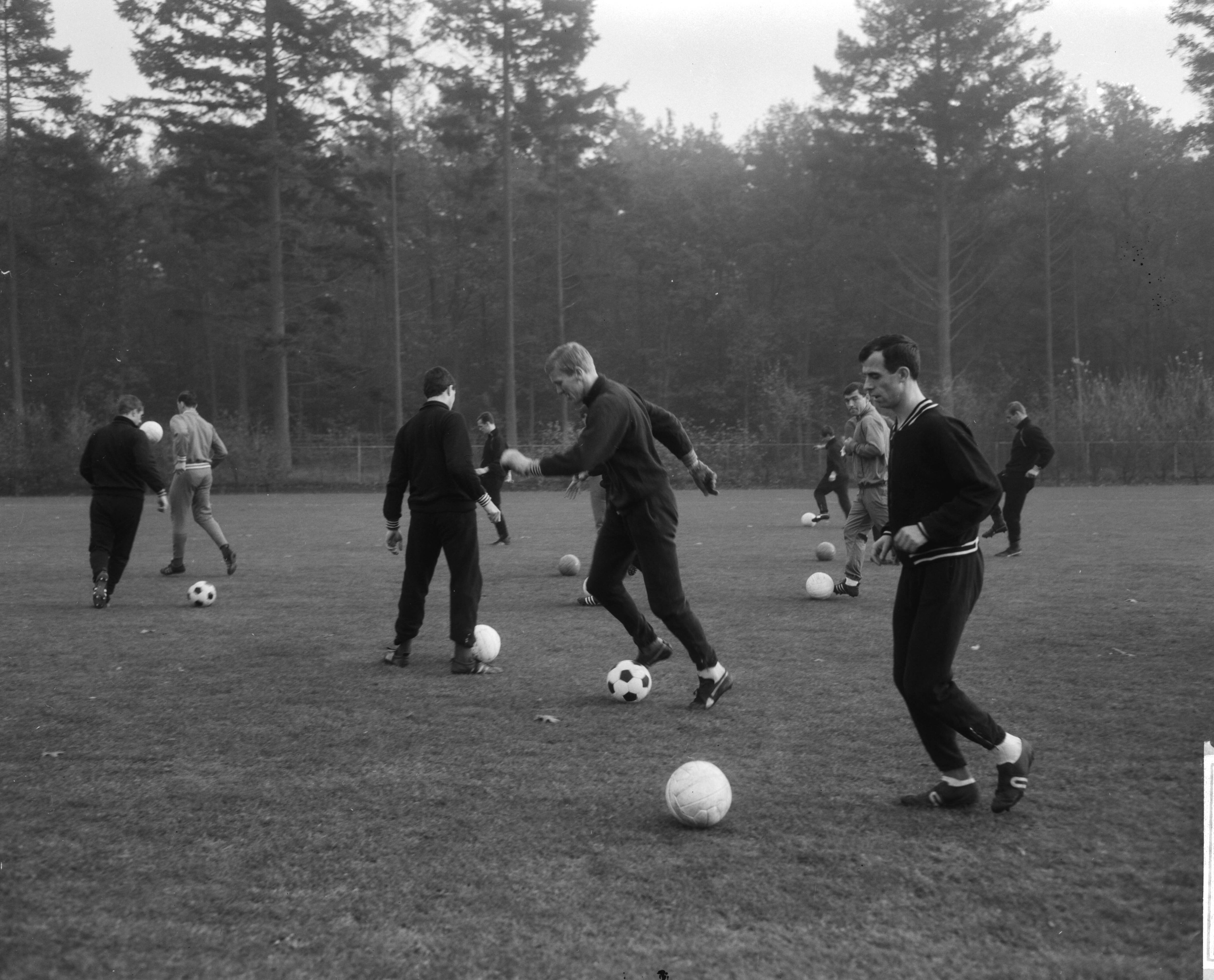 Training van het Nederlands elftal — Spelers tijdens de training; v.l.n.r. Lambert Verdonk, Pim Doesburg, Theo Laseroms, Coen Moulijn en Piet Fransen — Foto: Bilsen, Joop van / Anefo. Licentie: Set B: Rechtenvrij / Publiek Domein. Bron: Nationaal Archief. http://hdl.handle.net/10648/aaccb336-d0b4-102d-bcf8-003048976d84