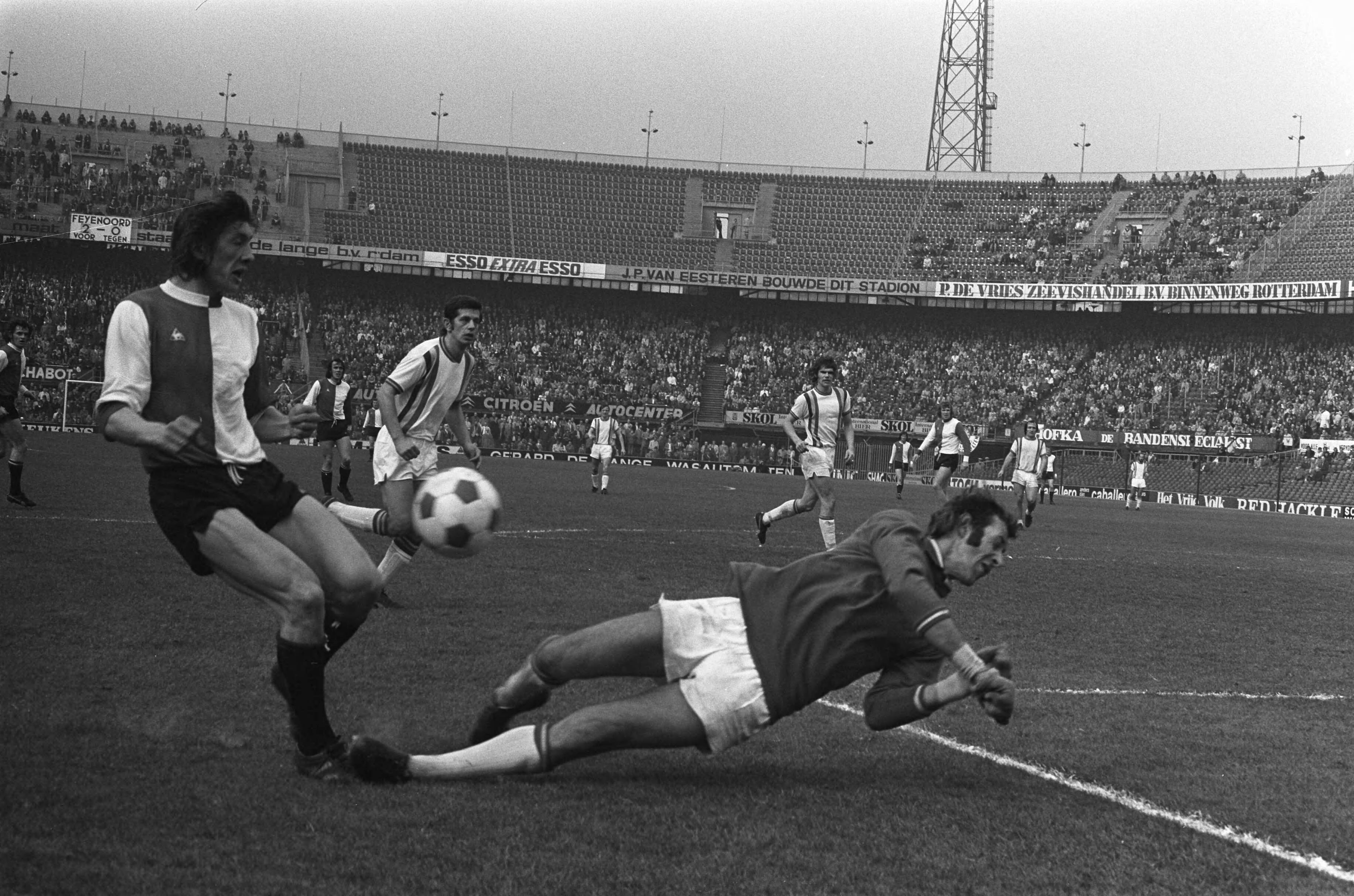 Fotocollectie Anefo — Feyenoord tegen Den Haag 2-0, nummer 28 Ladinsky (links in duel met keeper Ton Thie — Foto: Verhoeff, Bert / Anefo. Licentie: Set B: Rechtenvrij / Publiek Domein. Bron: Nationaal Archief. http://hdl.handle.net/10648/ac27e73c-d0b4-102d-bcf8-003048976d84