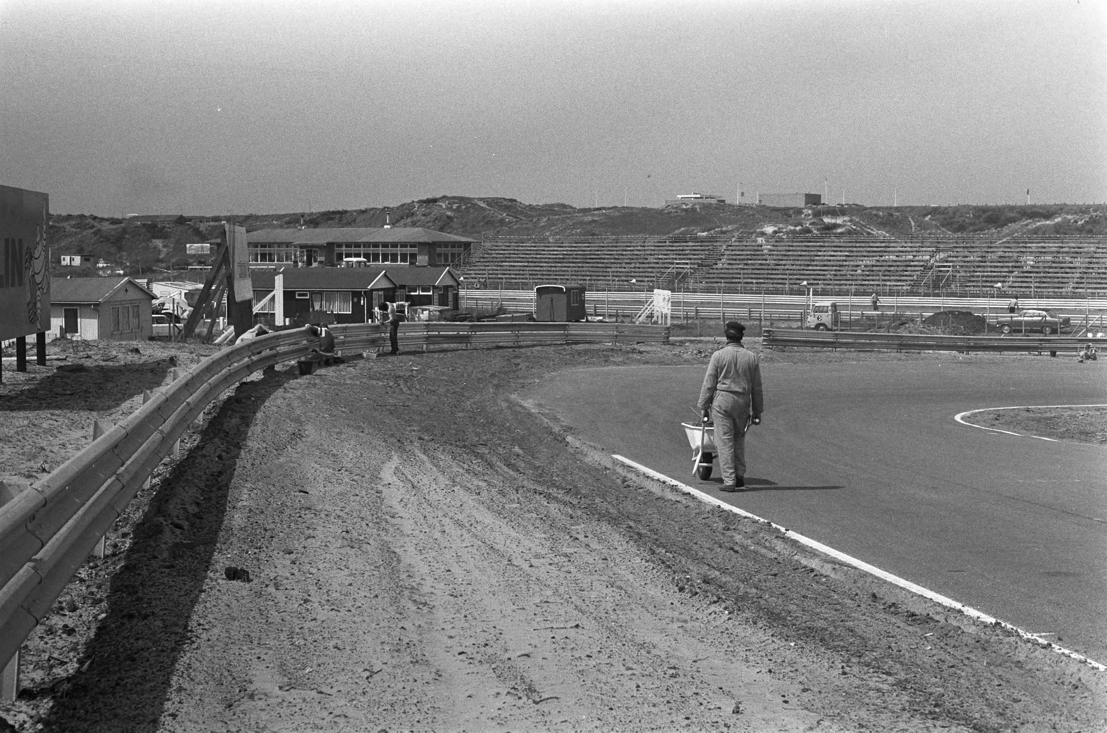 Fotocollectie Anefo — Circuit van Zandvoort vernieuwd, werkzaamheden aan circuit — Foto: Peters, Hans / Anefo. Licentie: Set B: Rechtenvrij / Publiek Domein. Bron: Nationaal Archief. http://hdl.handle.net/10648/ac2ca34e-d0b4-102d-bcf8-003048976d84