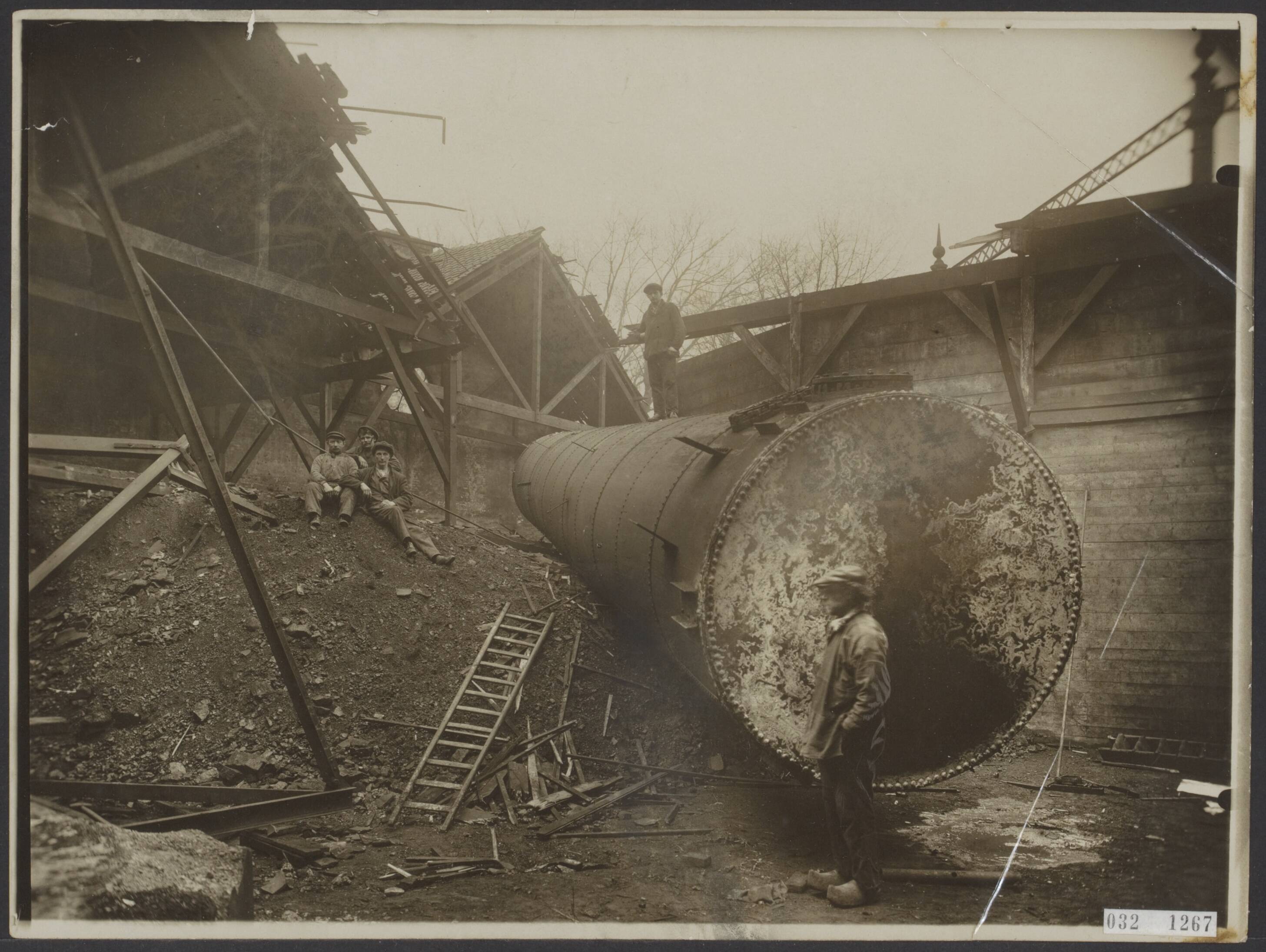 Fotocollectie Elsevier Binnenland — Ongeval te Alkmaar. Zware koeler van 10.000 kg. stortte naar beneden — Foto: N.V. Vereenigde Fotobureaux. Licentie: Set B: Rechtenvrij / Publiek Domein. Bron: Nationaal Archief. http://hdl.handle.net/10648/ade576b6-d0b4-102d-bcf8-003048976d84