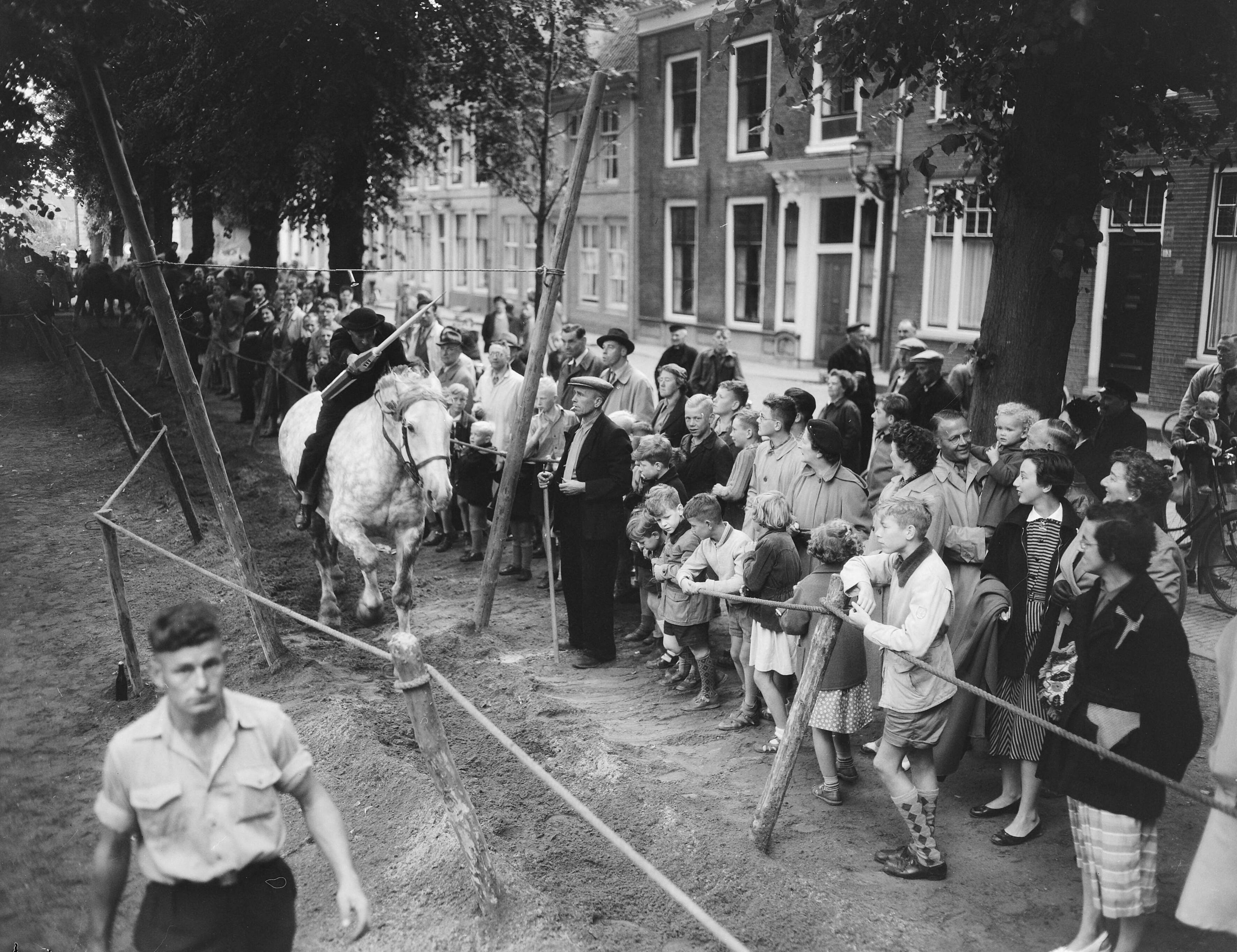 Fotocollectie Anefo — Ringrijderij Middelburg, ringsteken te paard — Foto: Duinen, G.W. van / Anefo. Licentie: Set B: Rechtenvrij / Publiek Domein. Bron: Nationaal Archief. http://hdl.handle.net/10648/a927fbd0-d0b4-102d-bcf8-003048976d84