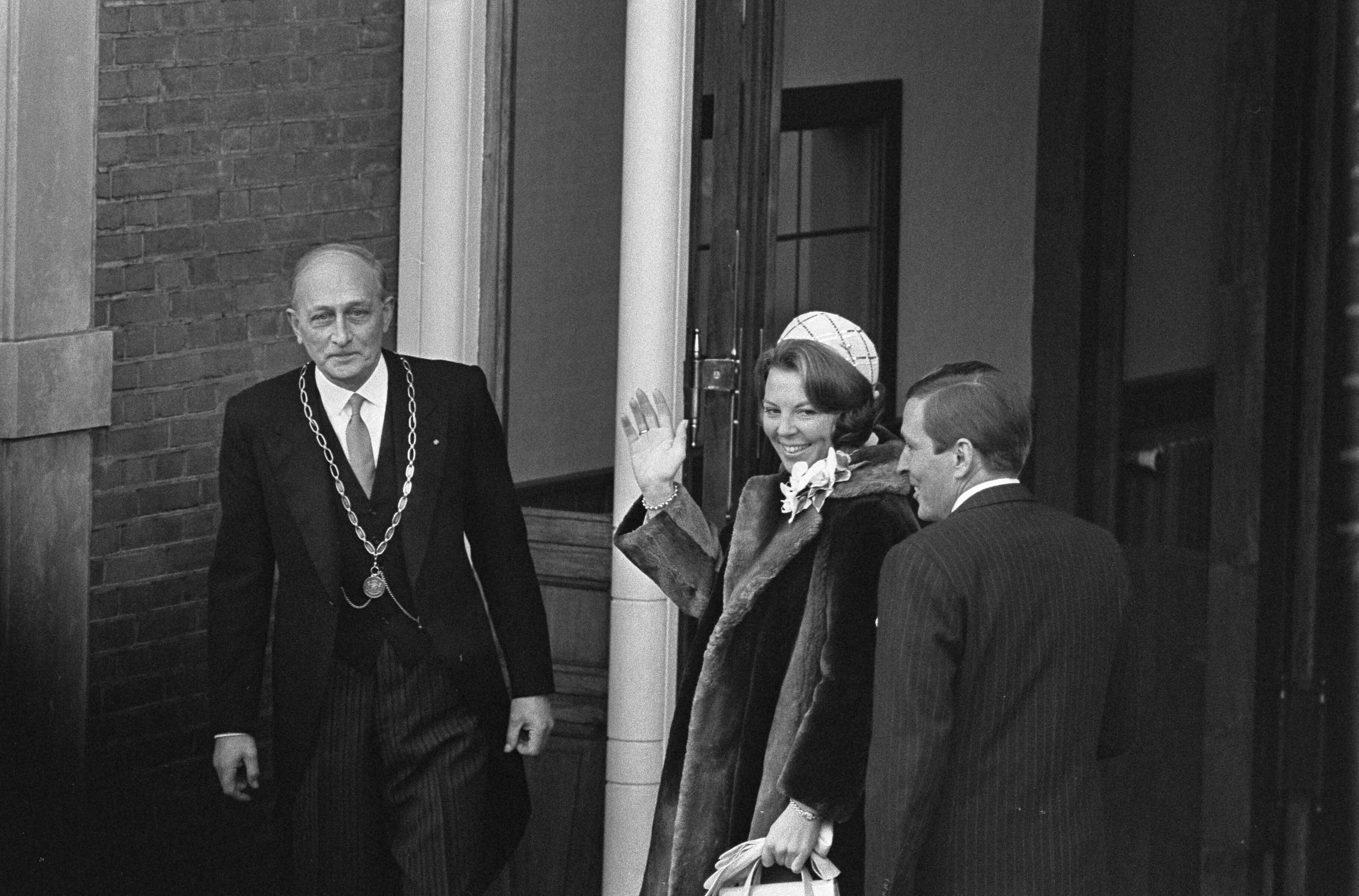Fotocollectie Anefo — Ondertrouw prinses Beatrix en Claus in Baarn — Foto: Combinatie 6 / Anefo. Licentie: Set B: Rechtenvrij / Publiek Domein. Bron: Nationaal Archief. http://hdl.handle.net/10648/aadb0ada-d0b4-102d-bcf8-003048976d84