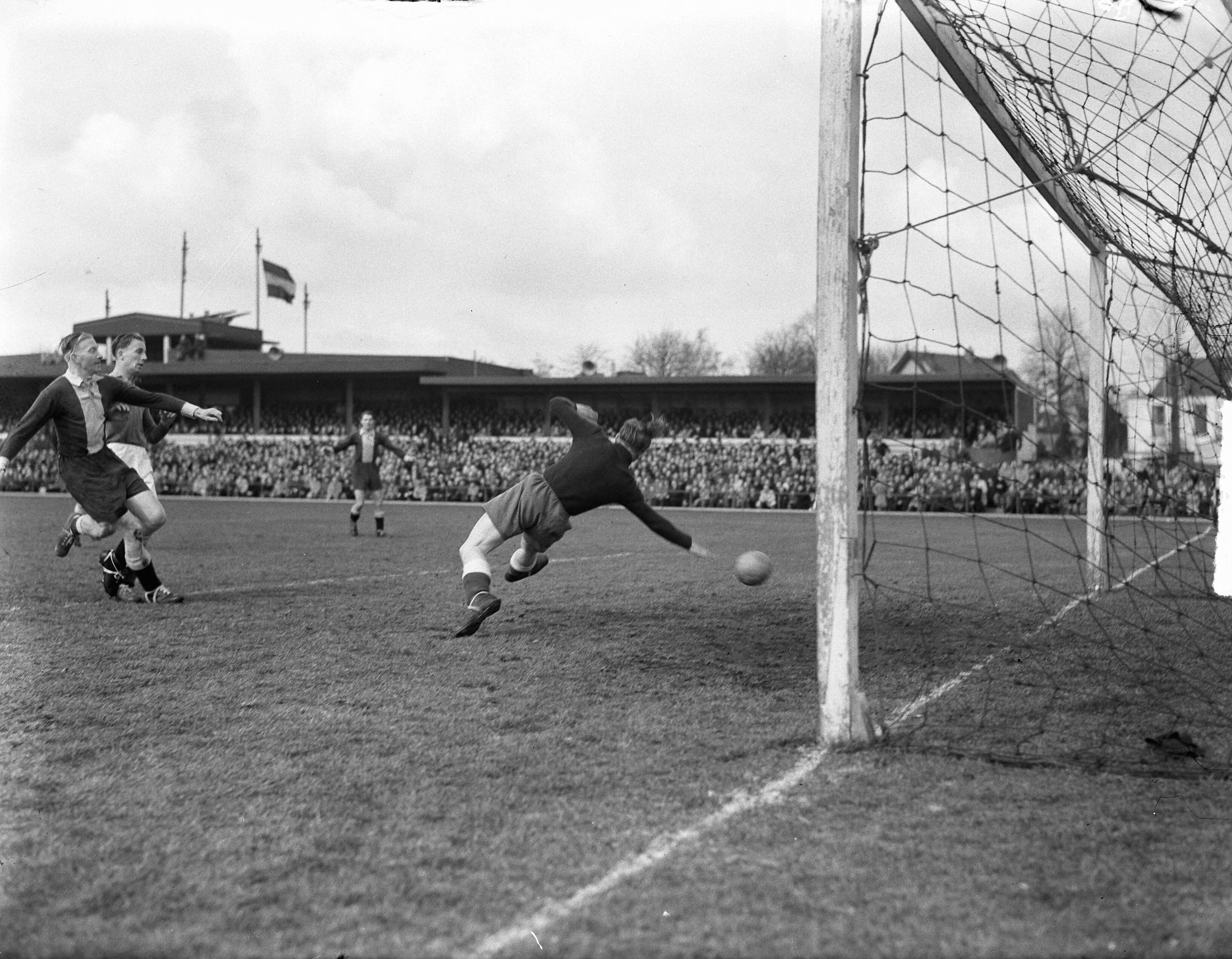 Fotocollectie Anefo — Voetbal. 't Gooi-Stormvogels 1-0. Doelpunt van 't Gooi wordt afgekeurd — Foto: Merk, Ben / Anefo. Licentie: Set B: Rechtenvrij / Publiek Domein. Bron: Nationaal Archief. http://hdl.handle.net/10648/a8c4dc30-d0b4-102d-bcf8-003048976d84