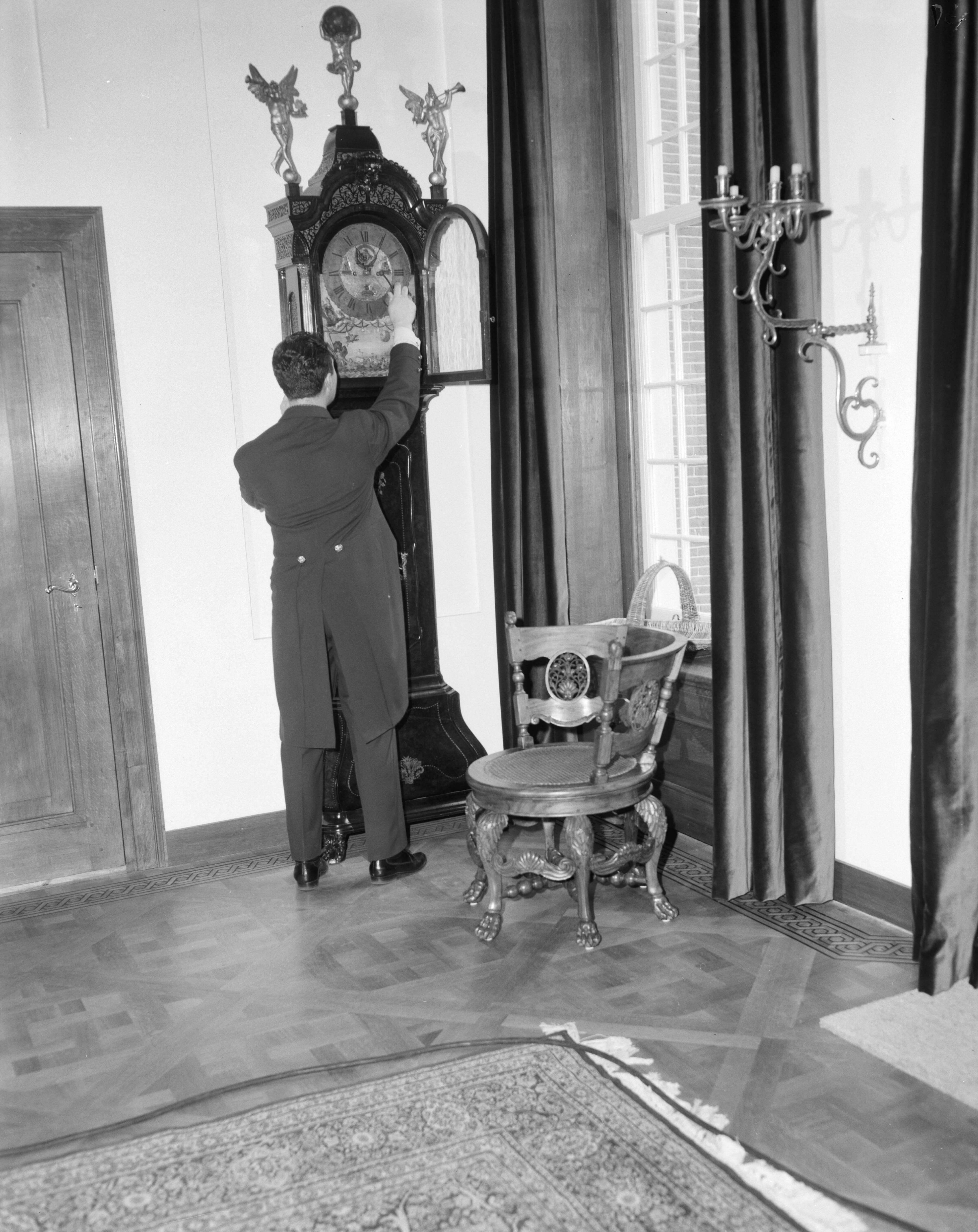 Fotocollectie Anefo — Interieur Slot Drakensteyn . De hal — Foto: Bilsen, Joop van / Anefo. Licentie: Set B: Rechtenvrij / Publiek Domein. Bron: Nationaal Archief. http://hdl.handle.net/10648/aa3064cc-d0b4-102d-bcf8-003048976d84