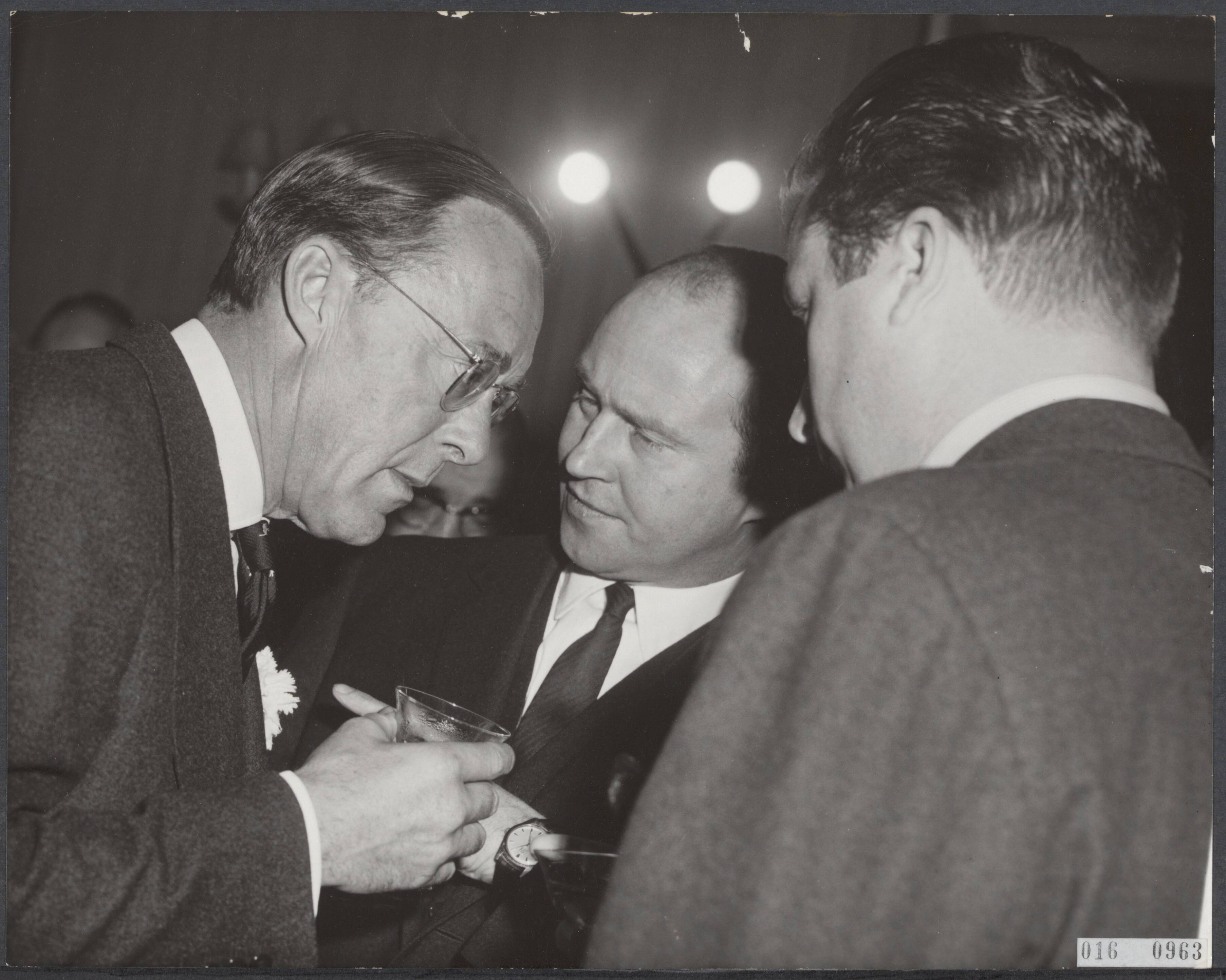 Fotocollectie Elsevier Binnenland — Prins Albert van Luik heeft tijdens een lunch in het Kurhaus te Scheveningen een rede uitgesproken op een bijeenkomst, georganiseerd door de drie Nationale Comité's van de Benelux. Vlnr. Prins Bernhard, prins Karel van Luxemburg en prins Albert van België,, — Foto: Bilsen, Joop van / Anefo. Licentie: Set B: Rechtenvrij / Publiek Domein. Bron: Nationaal Archief. http://hdl.handle.net/10648/adbaf94a-d0b4-102d-bcf8-003048976d84