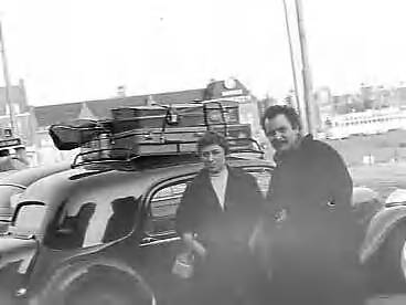 Fotocollectie Anefo — Aankomst Georges Brassens met Catharine Sauvage aan Kuurzaal Scheveningen — Foto: Noske, J.D. / Anefo. Licentie: Set B: Rechtenvrij / Publiek Domein. Bron: Nationaal Archief. http://hdl.handle.net/10648/ad774aa6-d0b4-102d-bcf8-003048976d84