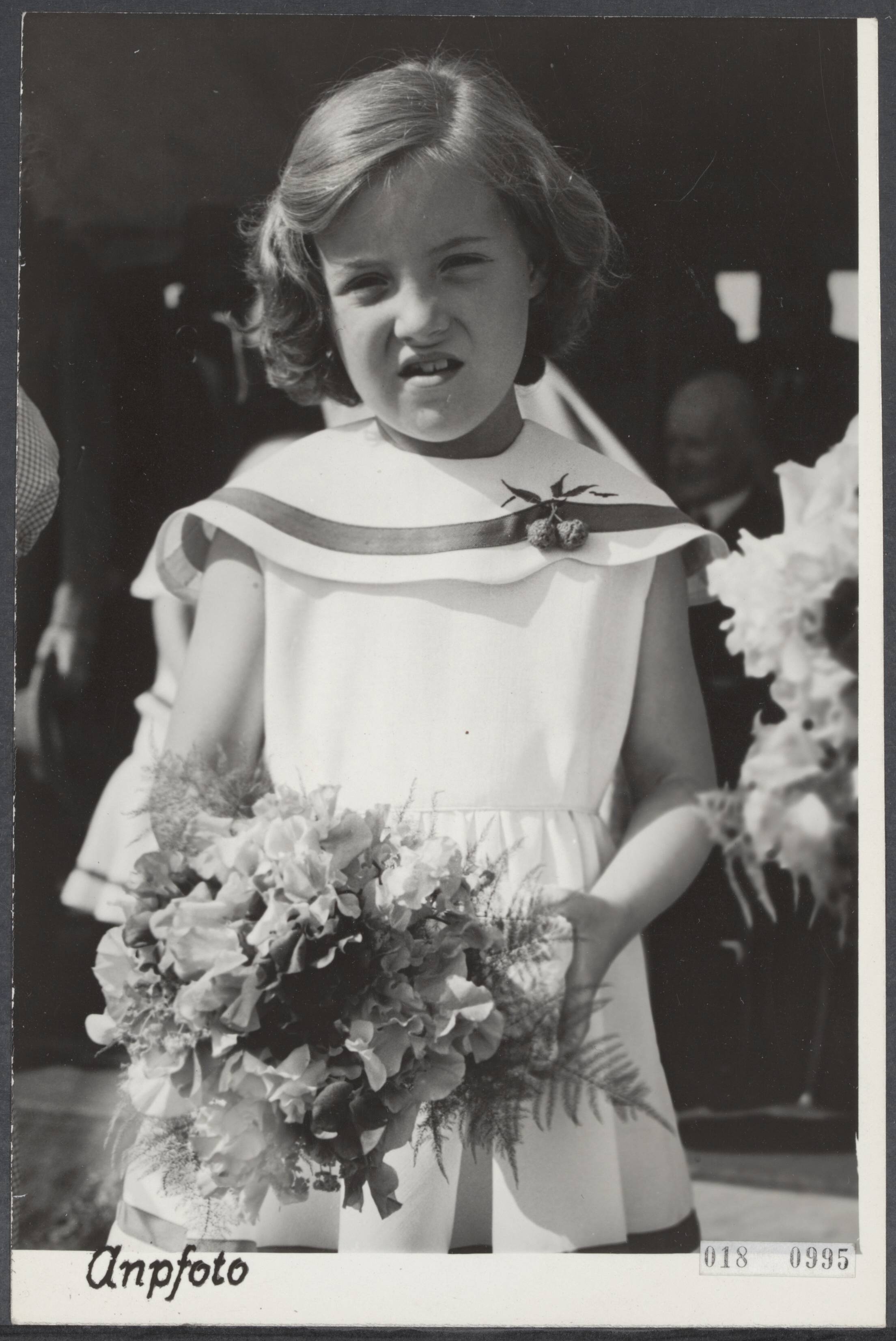 Fotocollectie Elsevier Binnenland — Prinses Margriet, bijgestaan door oud-minister Dekker, heeft te Spaarndam een monument, een jongensfiguur voorstellende, onthuld. Op het voetstuk van dit monument is de inscriptie "opgedragen aan onze jeugd als een huldeblijk aan de knaap die het symbool werd van de eeuwigdurende strijd van Nederland tegen het water". Immers, in het buitenland staat het vast, dat een Nederlands jongetje, Pieter, een gehele nacht met zijn duim in een gaatje van de dijk bij Spaarndam hield om zodoende het wassende water te beletten de dijk te doorbreken en Haarlem te overspoelen. Prinses Margriet was tezamen met koningin Juliana en de kleine prinses Marijke (Christina) met de "Piet Hein" van Haarlem naar Spaarndam gekomen — Foto: ANP / RVD of rechtenvrij. Licentie: Set B: Rechtenvrij / Publiek Domein. Bron: Nationaal Archief. http://hdl.handle.net/10648/adc3f798-d0b4-102d-bcf8-003048976d84