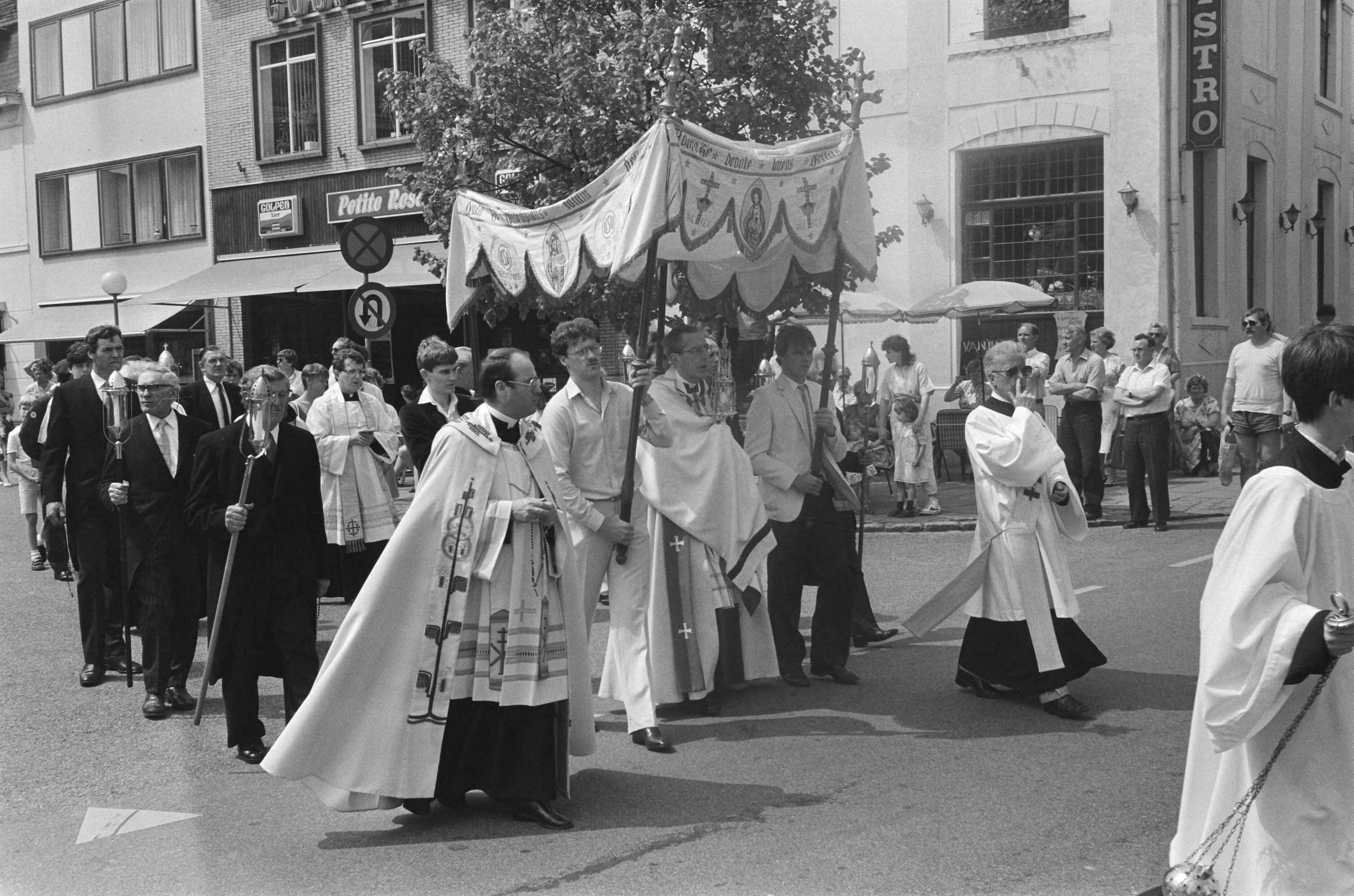 Fotocollectie Anefo — Processie in Gulpen met bisschop Gijssen — Foto: Croes, Rob C. / Anefo. Licentie: Set B: Rechtenvrij / Publiek Domein. Bron: Nationaal Archief. http://hdl.handle.net/10648/ad474464-d0b4-102d-bcf8-003048976d84