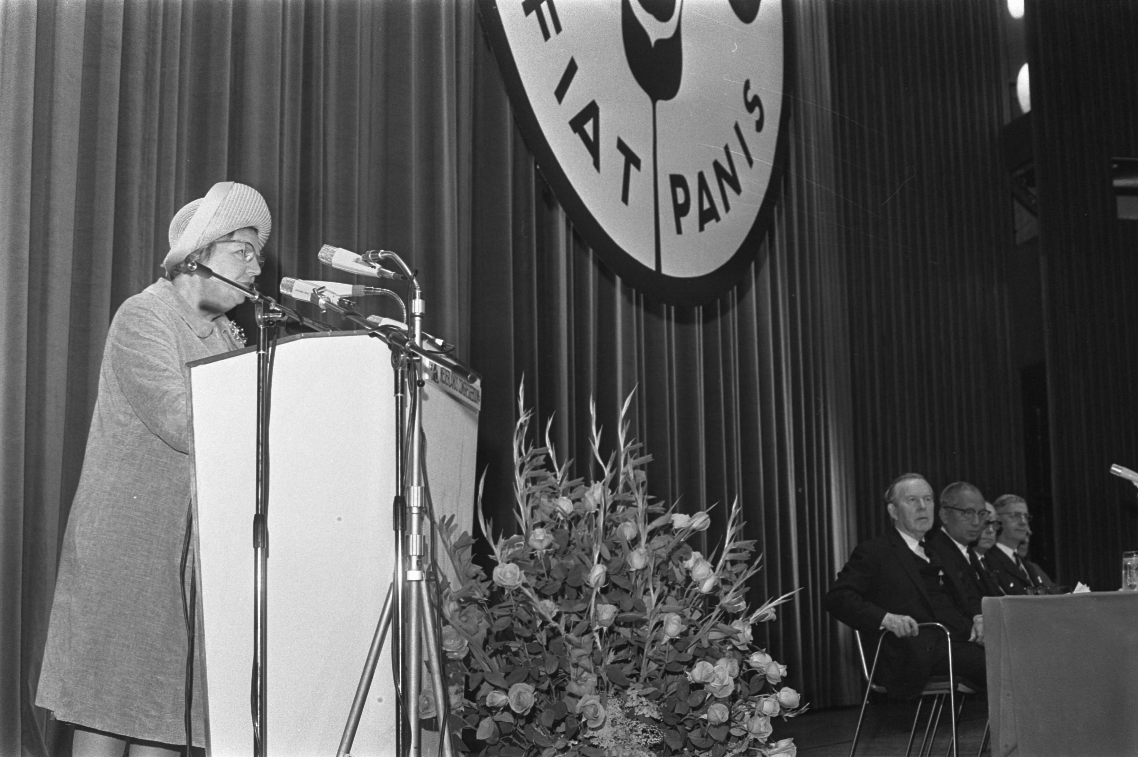 Fotocollectie Anefo — koningin Juliana opent 2e FAO-Wereldvoedselcongres in Congrescentrum, Den Haag ; koningin Juliana tijdens rede voor FAO-bord — Foto: Mieremet, Rob / Anefo. Licentie: Set B: Rechtenvrij / Publiek Domein. Bron: Nationaal Archief. http://hdl.handle.net/10648/ab99c056-d0b4-102d-bcf8-003048976d84