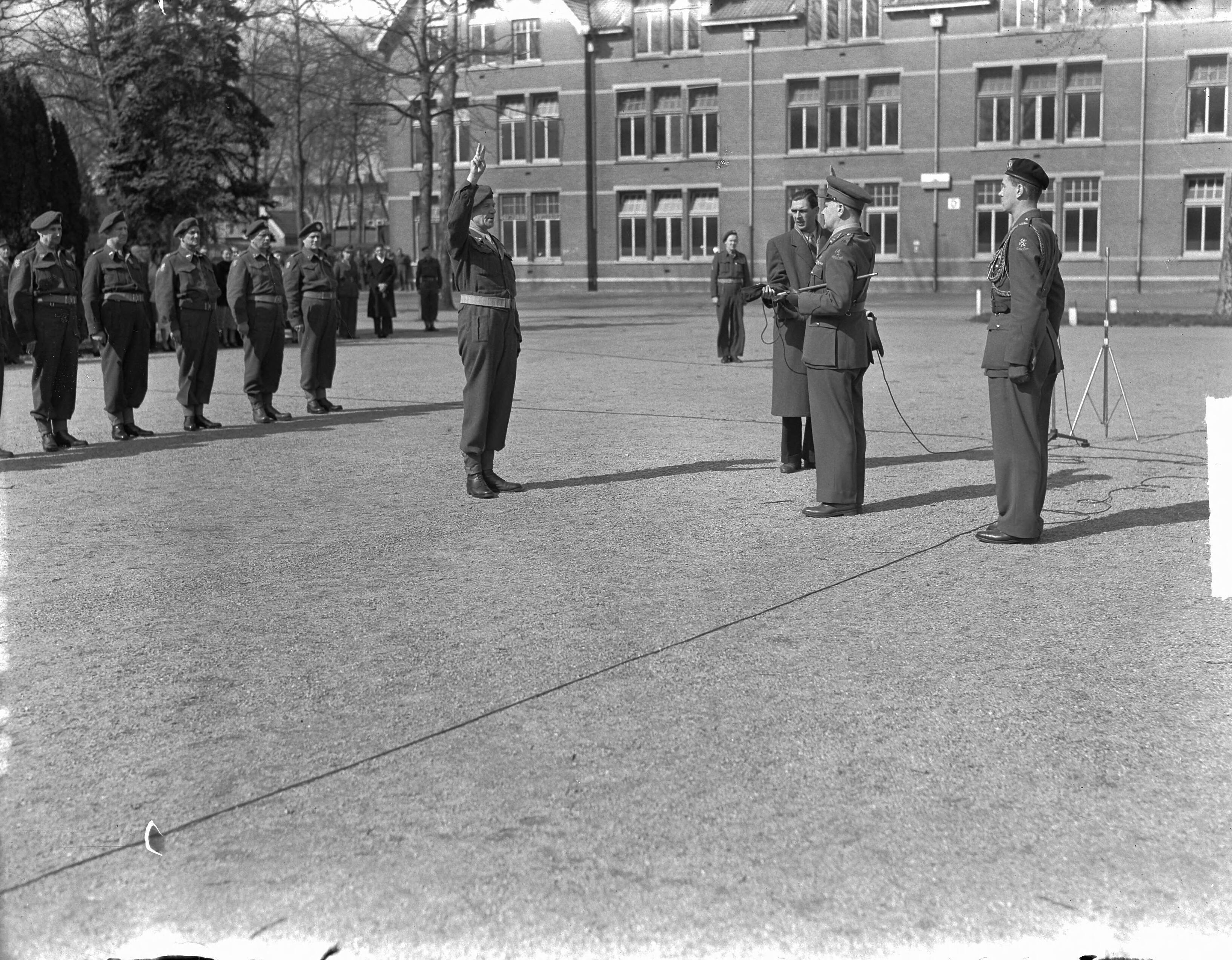 Fotocollectie Anefo — Beediging 11 officieren van Nationale Reserve door Luitenant Generaal Mr. H.-J. Kruls te Utrecht — Foto: Fotograaf Onbekend / Anefo. Licentie: Set B: Rechtenvrij / Publiek Domein. Bron: Nationaal Archief. http://hdl.handle.net/10648/a8c5512e-d0b4-102d-bcf8-003048976d84