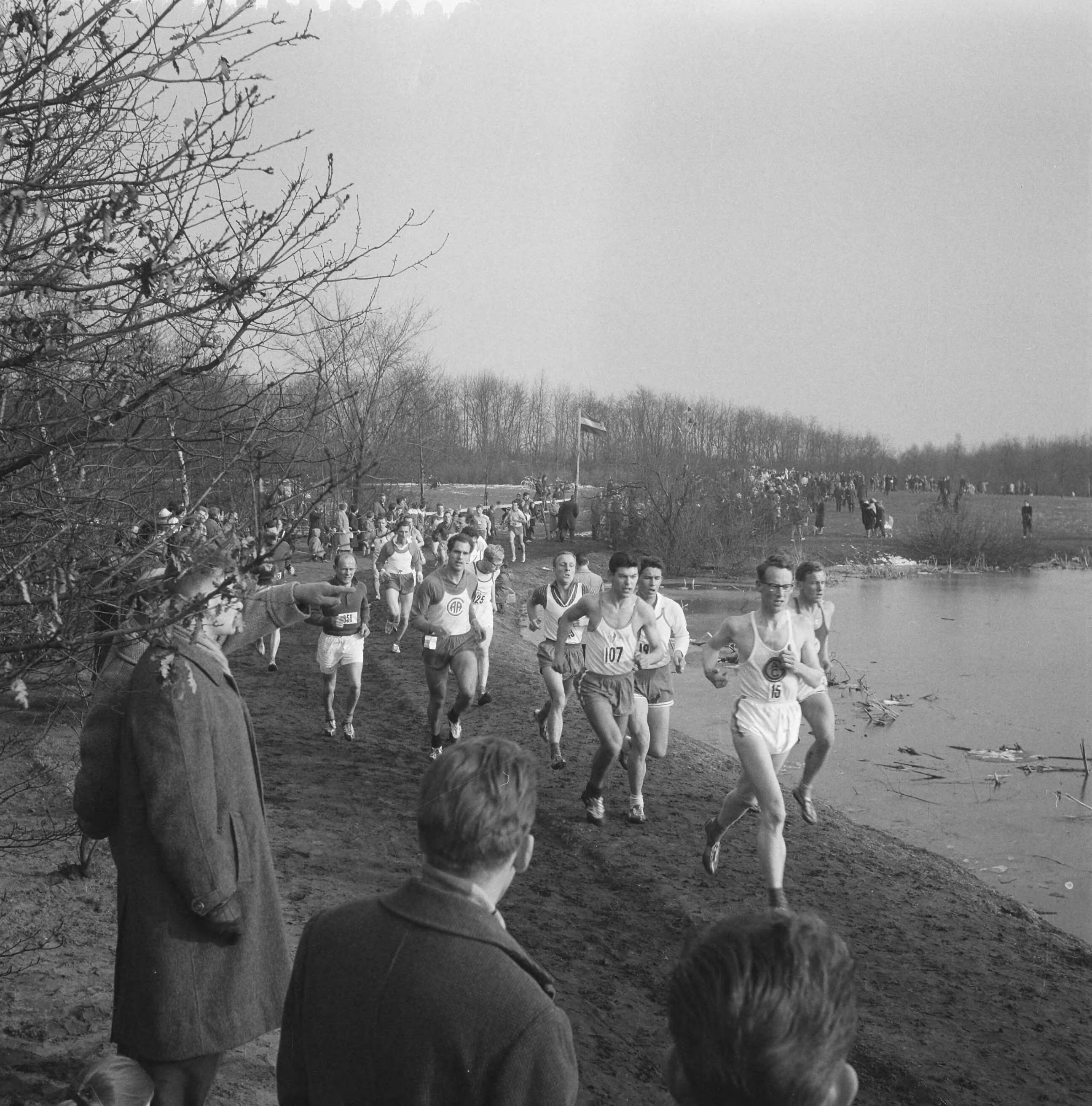 Fotocollectie Anefo — 1200m "Maple Leaf" veldloop in Hilversum. Gerda Kraan (nummer 3) . Tijd: 4.31.2 — Foto: Nijs, Jac. de / Anefo. Licentie: Set B: Rechtenvrij / Publiek Domein. Bron: Nationaal Archief. http://hdl.handle.net/10648/a9fbb790-d0b4-102d-bcf8-003048976d84