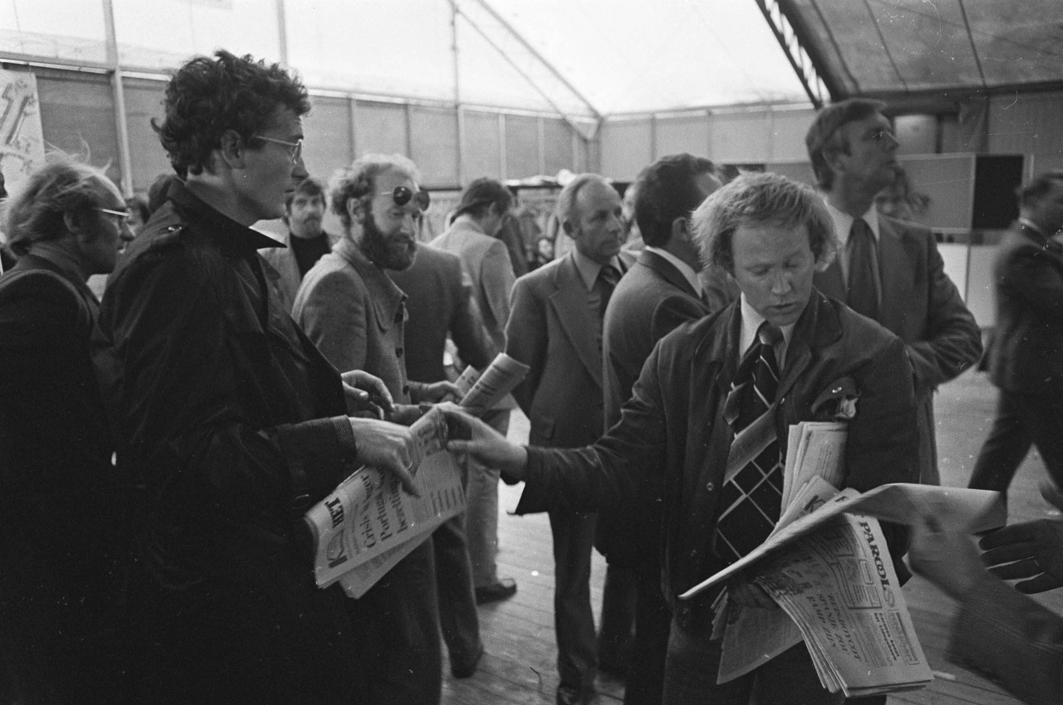 Fotocollectie Anefo — Opdracht Parool; Westerterp krijgt Parool; uitdelen Parools in Almere — Foto: Verhoeff, Bert / Anefo. Licentie: Set B: Rechtenvrij / Publiek Domein. Bron: Nationaal Archief. http://hdl.handle.net/10648/ac734a06-d0b4-102d-bcf8-003048976d84