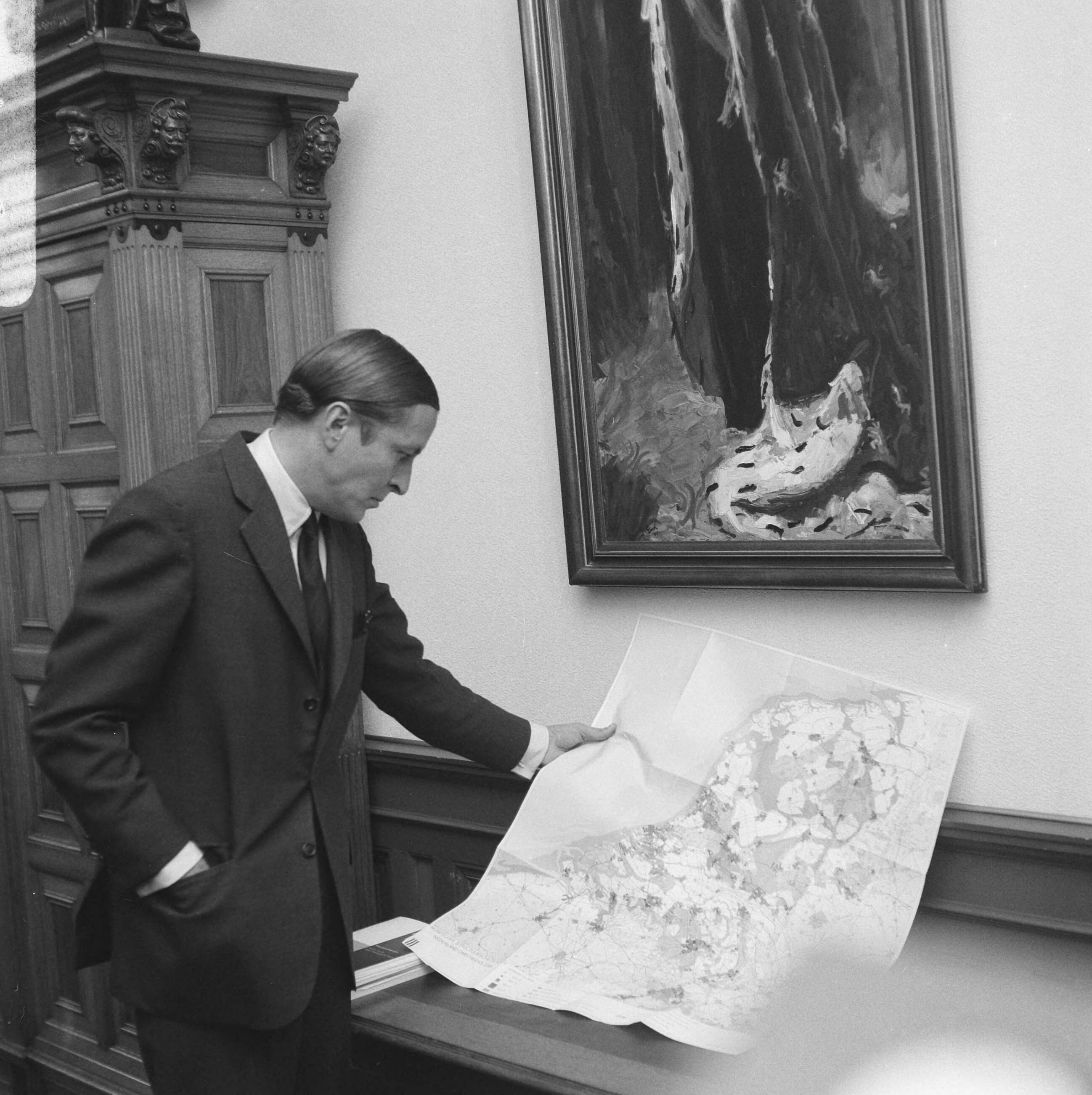 Prins Claus in zijn werkkamer op kasteel Drakensteyn — Drakensteyn|Baarn|prinsen |kastelen |interieurs|Claus, prins|Utrecht (prov) — Foto: Kroon, Ron / Anefo. Licentie: Set B: Rechtenvrij / Publiek Domein. Bron: Nationaal Archief. http://hdl.handle.net/10648/ab010e4c-d0b4-102d-bcf8-003048976d84