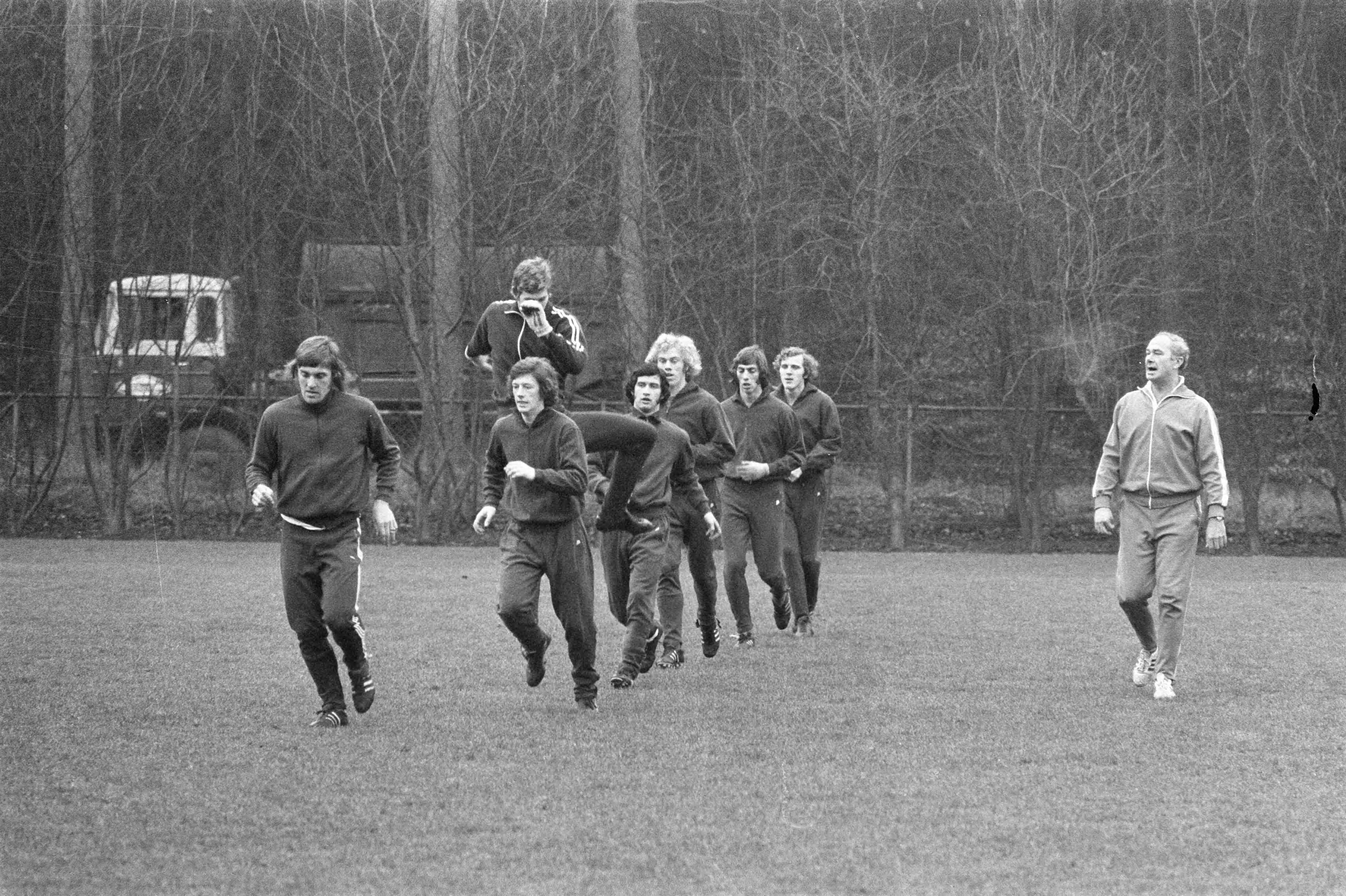 Fotocollectie Anefo — Training selectie Jong Oranje , Zeist, nr. 6a Fadrhonc — Foto: Verhoeff, Bert / Anefo. Licentie: Set B: Rechtenvrij / Publiek Domein. Bron: Nationaal Archief. http://hdl.handle.net/10648/abdcf47a-d0b4-102d-bcf8-003048976d84