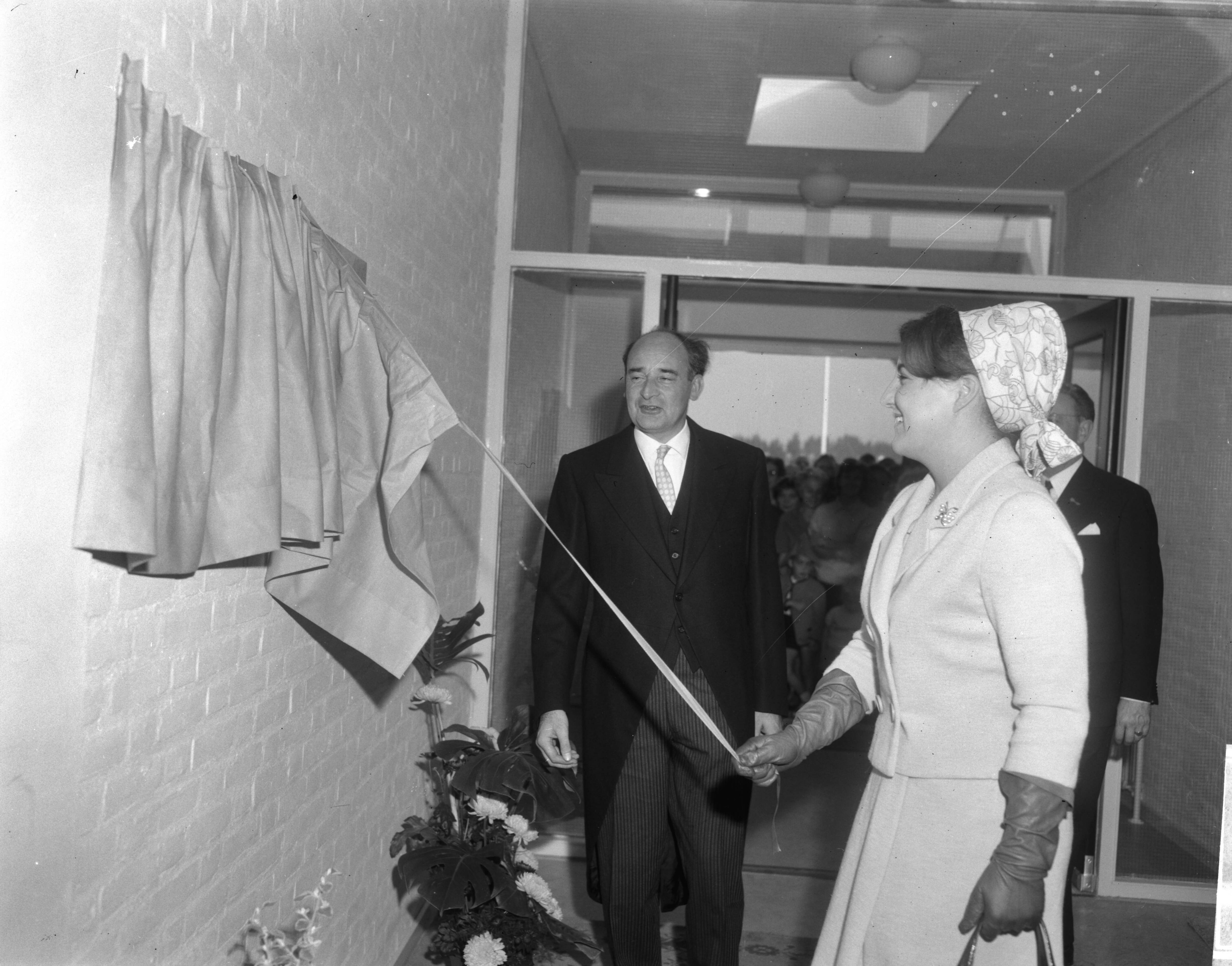 Fotocollectie Anefo — Prinses Margriet heeft in Maastricht de BLO-school Jan Baptist geopend. De prinses onthult de marmeren plaquette — Foto: Bilsen, Joop van / Anefo. Licentie: Set B: Rechtenvrij / Publiek Domein. Bron: Nationaal Archief. http://hdl.handle.net/10648/aac43954-d0b4-102d-bcf8-003048976d84