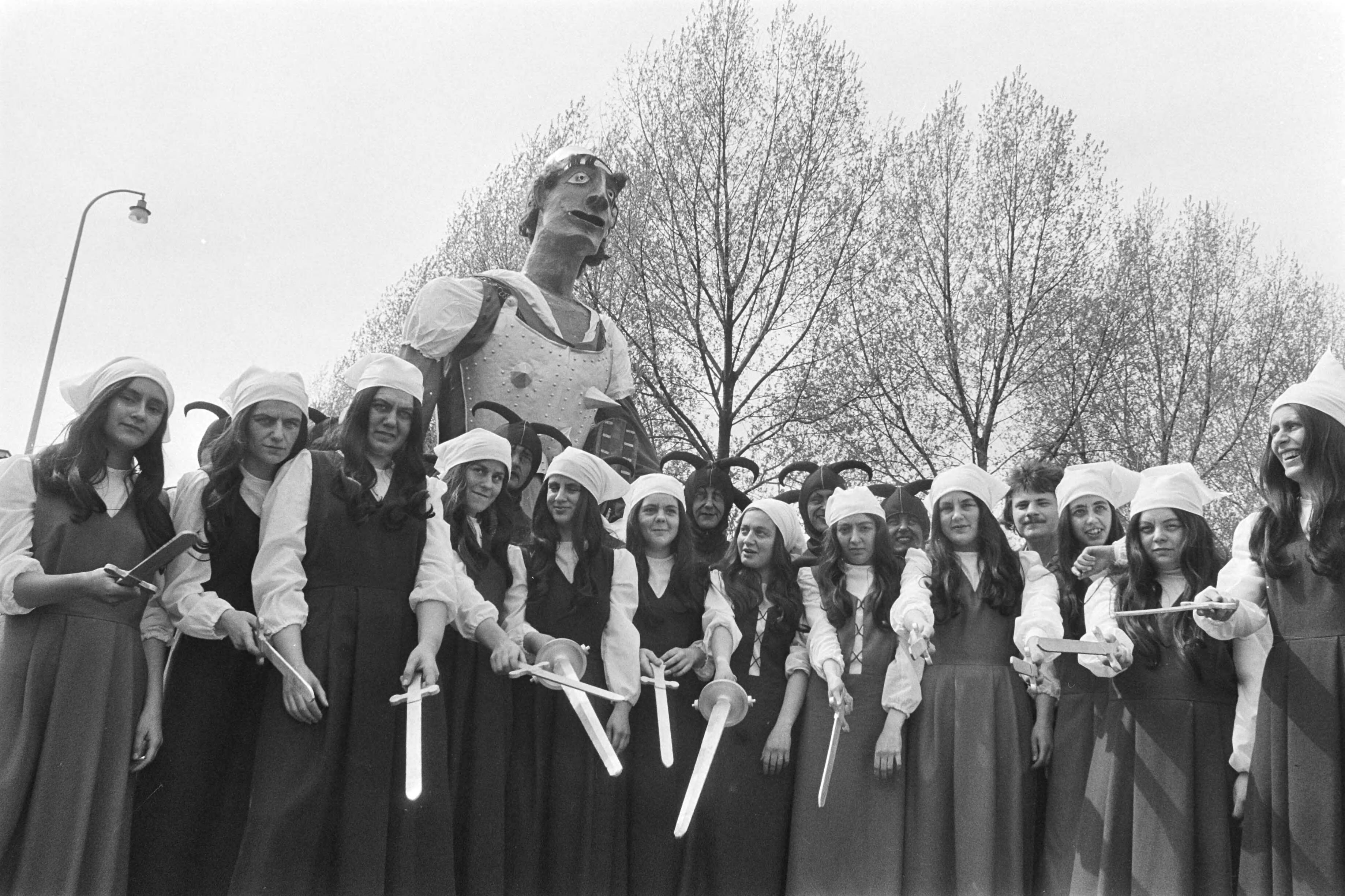 Fotocollectie Anefo — Groep Belgen uit Wingene houden optocht in Den Haag , de Belgen zijn beroemd om hun Brueghel-manifestaties; groep "Dolle Grieten" — Foto: Bogaerts, Rob / Anefo. Licentie: Set B: Rechtenvrij / Publiek Domein. Bron: Nationaal Archief. http://hdl.handle.net/10648/ac9ad238-d0b4-102d-bcf8-003048976d84