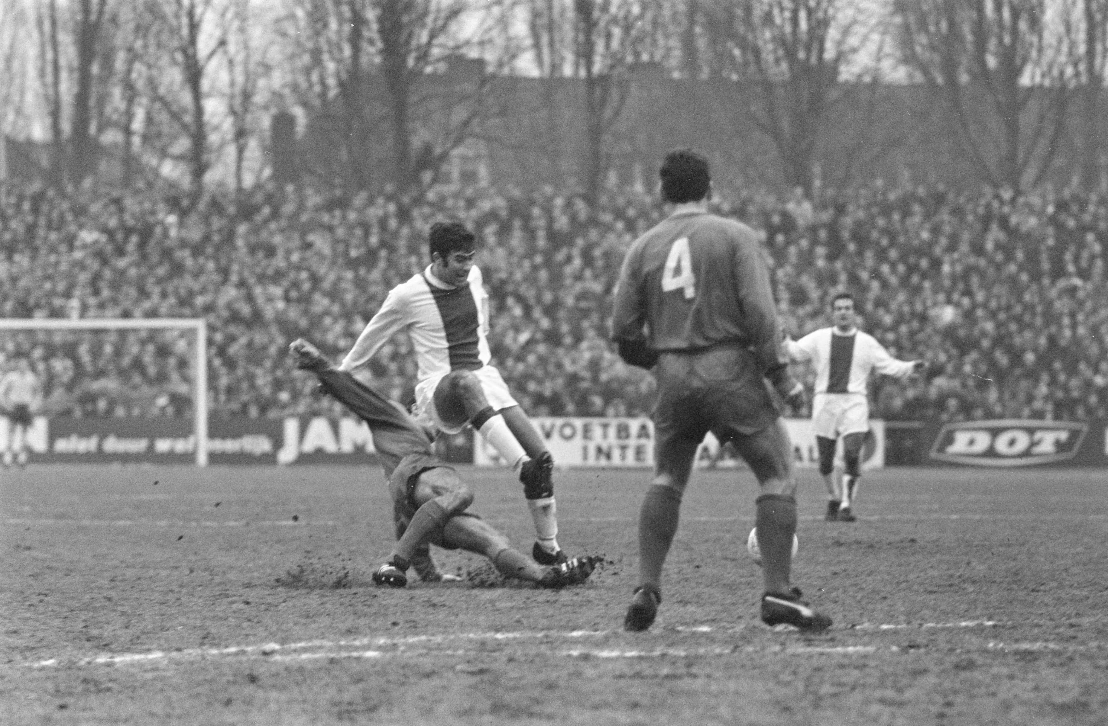 Fotocollectie Anefo — Voetbal. NAC tegen Ajax 0-2. Spelmoment, Sjaak Swart in actie — Foto: Koch, Eric / Anefo. Licentie: Set B: Rechtenvrij / Publiek Domein. Bron: Nationaal Archief. http://hdl.handle.net/10648/ab5ac022-d0b4-102d-bcf8-003048976d84