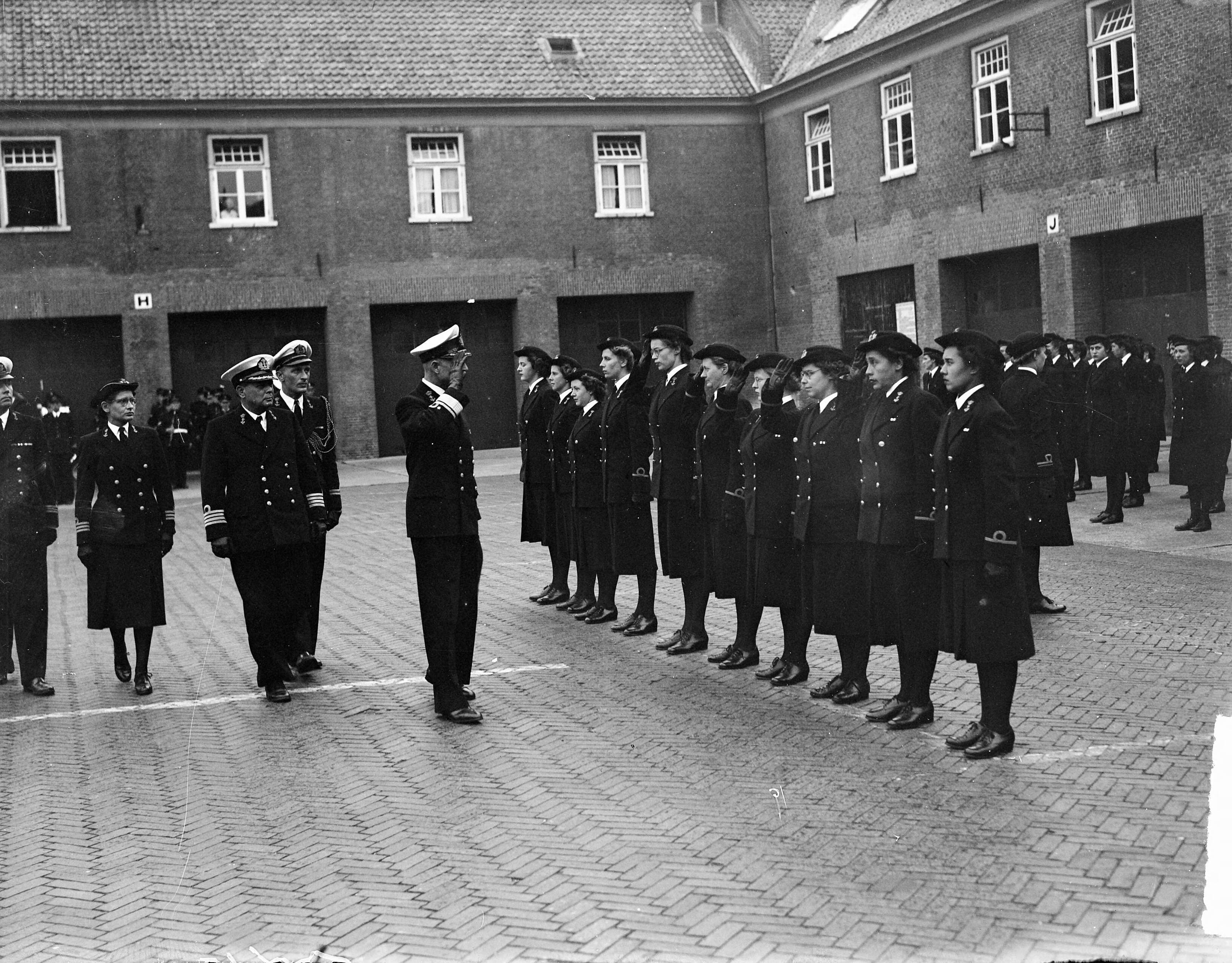 Fotocollectie Anefo — Beëdiging van Marva-officieren in Den Haag — Foto: Merk, Ben / Anefo. Licentie: Set B: Rechtenvrij / Publiek Domein. Bron: Nationaal Archief. http://hdl.handle.net/10648/a8bdd32c-d0b4-102d-bcf8-003048976d84