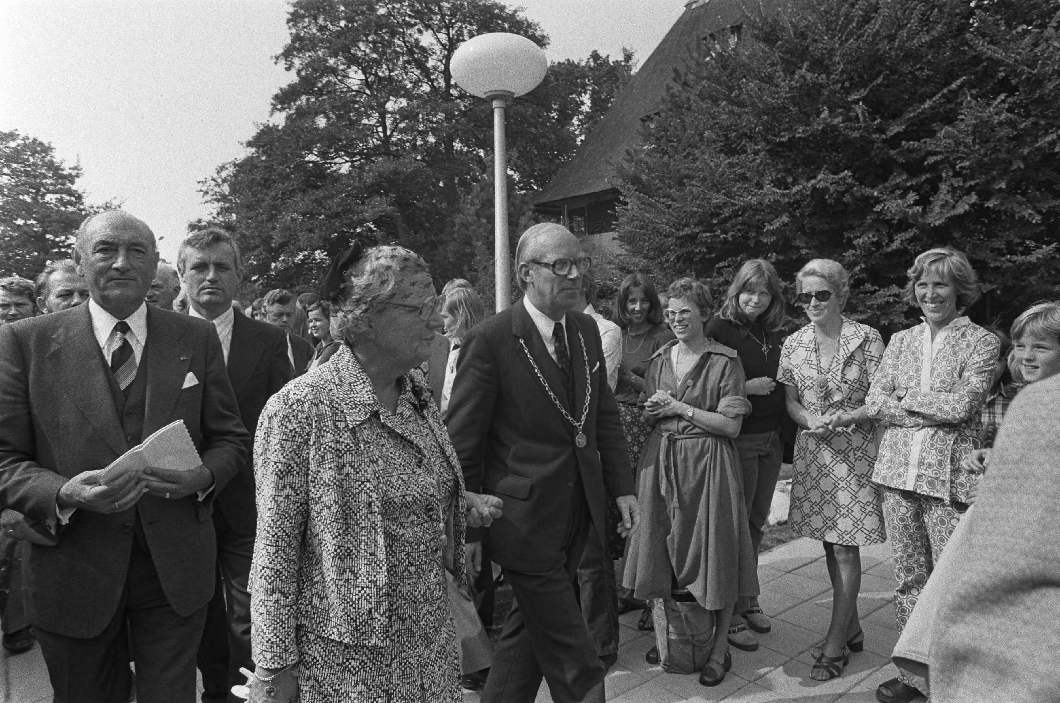 Fotocollectie Anefo — Koningin Juliana bezoekt Haren (Groningen) met bommelding; Koningin tijdens wandeling — Foto: Mieremet, Rob / Anefo. Licentie: Set B: Rechtenvrij / Publiek Domein. Bron: Nationaal Archief. http://hdl.handle.net/10648/ac71aa98-d0b4-102d-bcf8-003048976d84