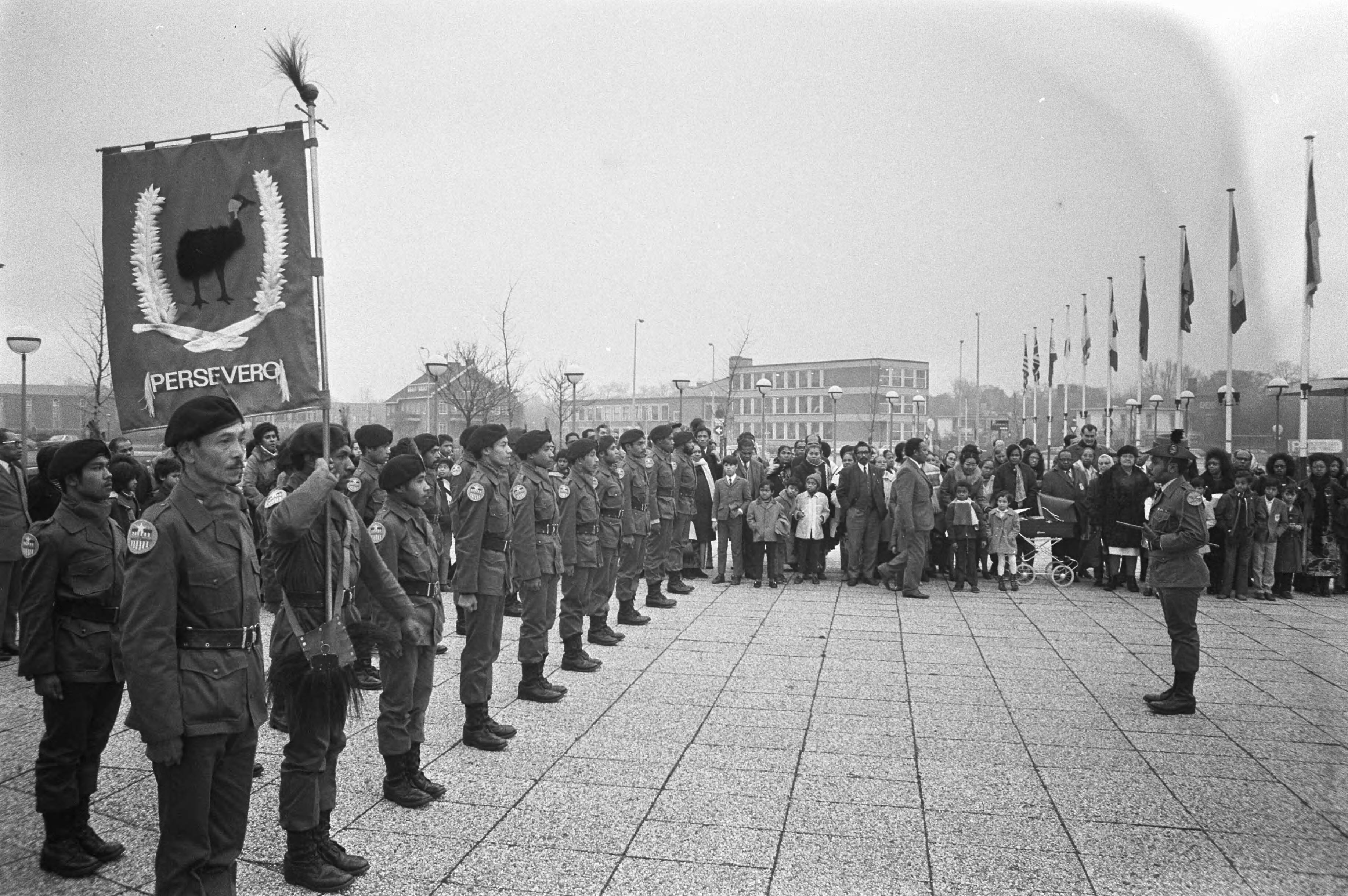 Fotocollectie Anefo — 10-jarig herdenking installatie Nieuw Guinea Raad in Congresgebouw Den Haag. Erewacht van Papoea's in militaire uniformen staat aangetreden — Foto: Verhoeff, Bert / Anefo. Licentie: Set B: Rechtenvrij / Publiek Domein. Bron: Nationaal Archief. http://hdl.handle.net/10648/abd9999c-d0b4-102d-bcf8-003048976d84
