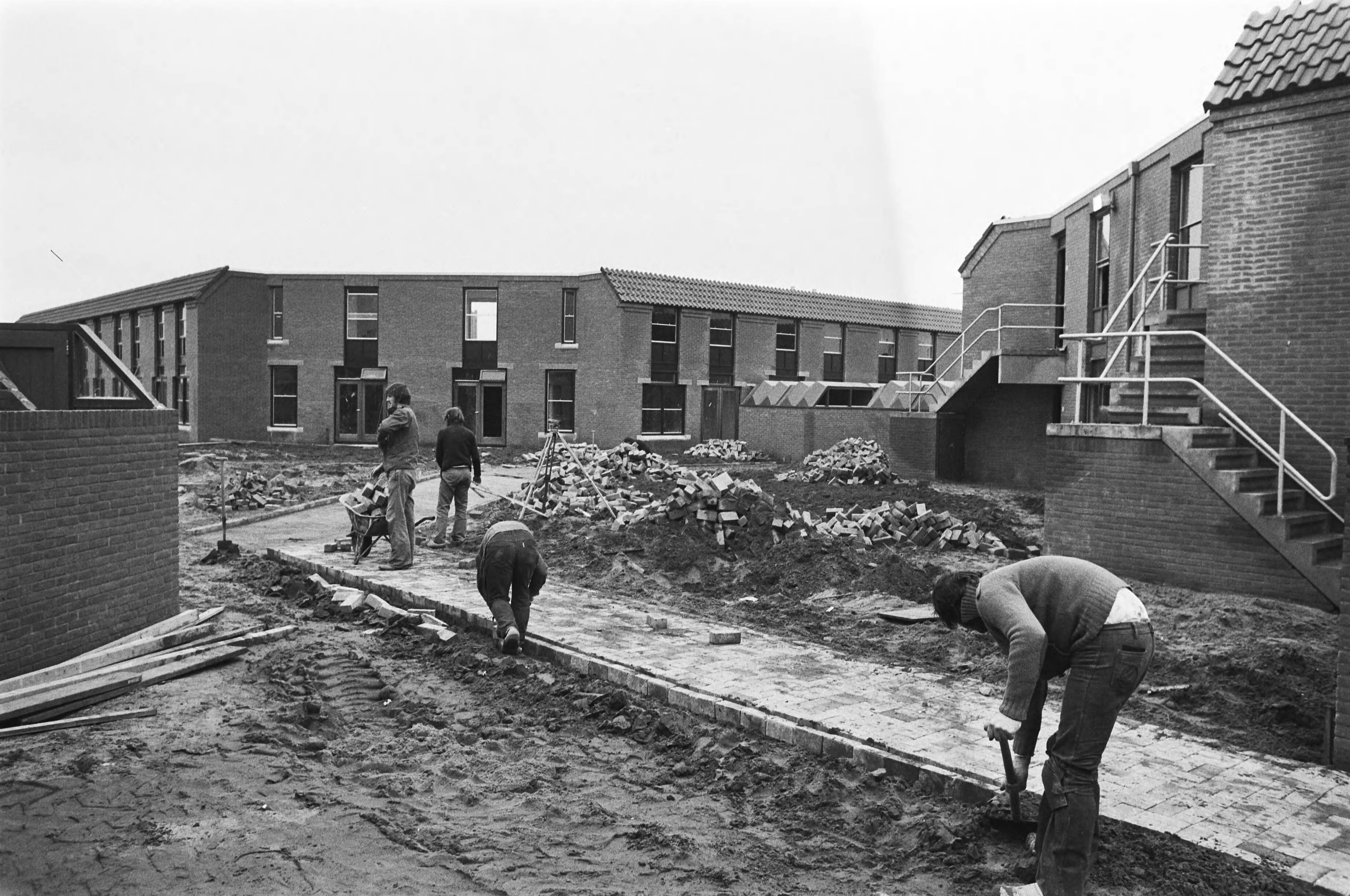 Fotocollectie Anefo — Almere, 30 november komen eerste bewoners; betegelen van stoepen — Foto: Verhoeff, Bert / Anefo. Licentie: Set B: Rechtenvrij / Publiek Domein. Bron: Nationaal Archief. http://hdl.handle.net/10648/ac90c3b0-d0b4-102d-bcf8-003048976d84