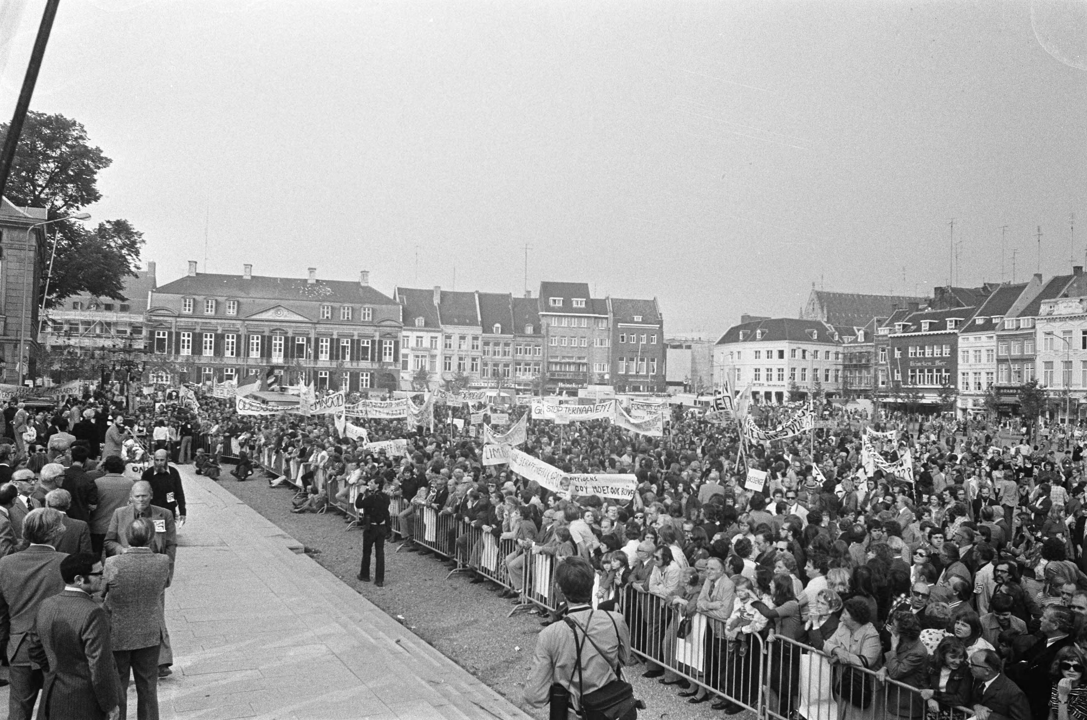 Fotocollectie Anefo — Demonstratie in Maastricht tegen de bouw van olieraffinaderij in het Belgische Ternaaien, demonstranten op het Vrijthof — Foto: Punt, W. / Anefo. Licentie: Set B: Rechtenvrij / Publiek Domein. Bron: Nationaal Archief. http://hdl.handle.net/10648/ac38bdf0-d0b4-102d-bcf8-003048976d84