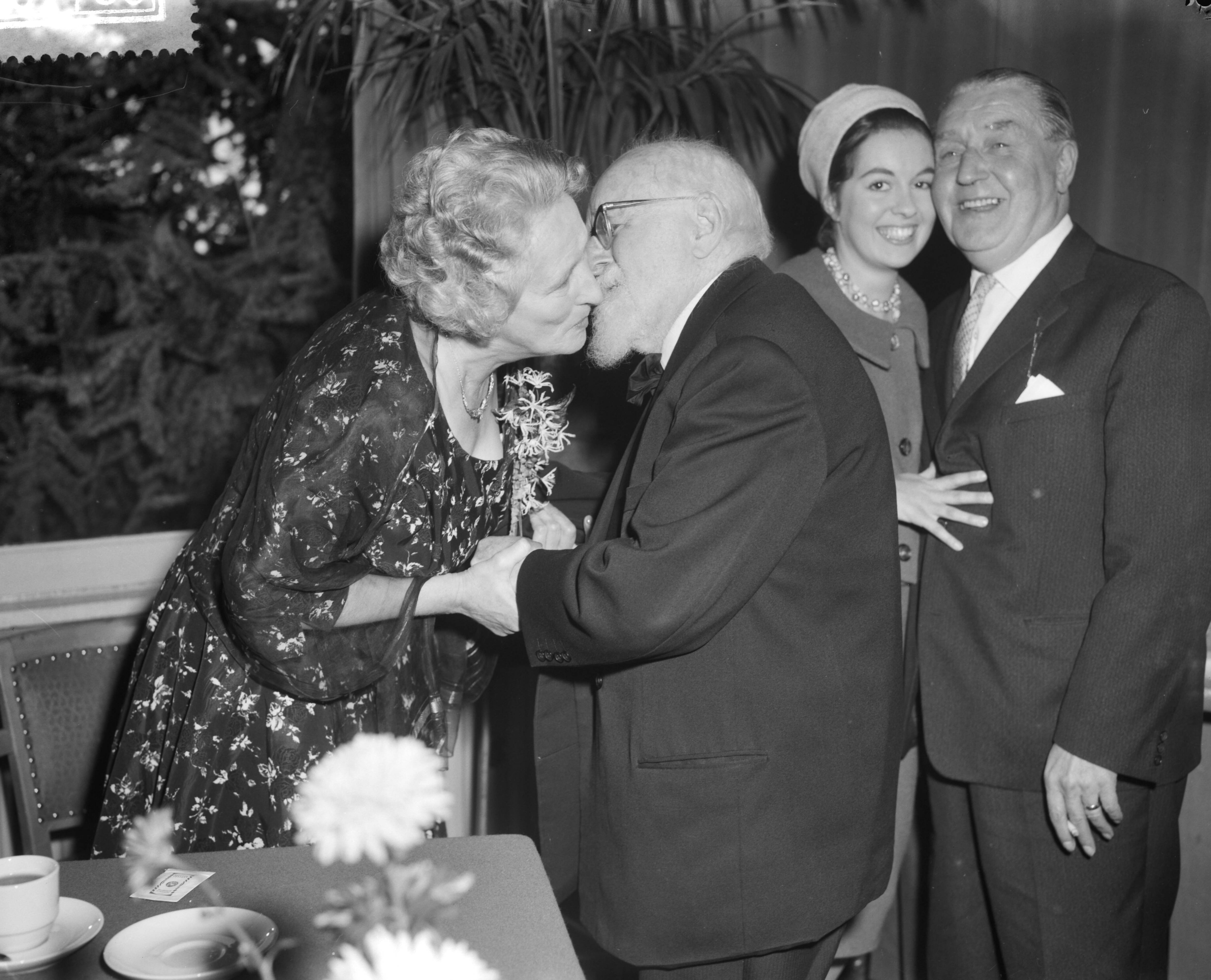 Fotocollectie Anefo — Huldiging van actrice Mien van Kerckhoven-Kling i.v.m. 50-jarig toneeljubileum in Hilversum. Zij wordt gefeliciteerd door de oudste nog in leven zijnde toneelspeler in Nederland, Mari van Warmelo — Foto: Behrens, Herbert F. / Anefo. Licentie: Set B: Rechtenvrij / Publiek Domein. Bron: Nationaal Archief. http://hdl.handle.net/10648/a9a07f9c-d0b4-102d-bcf8-003048976d84
