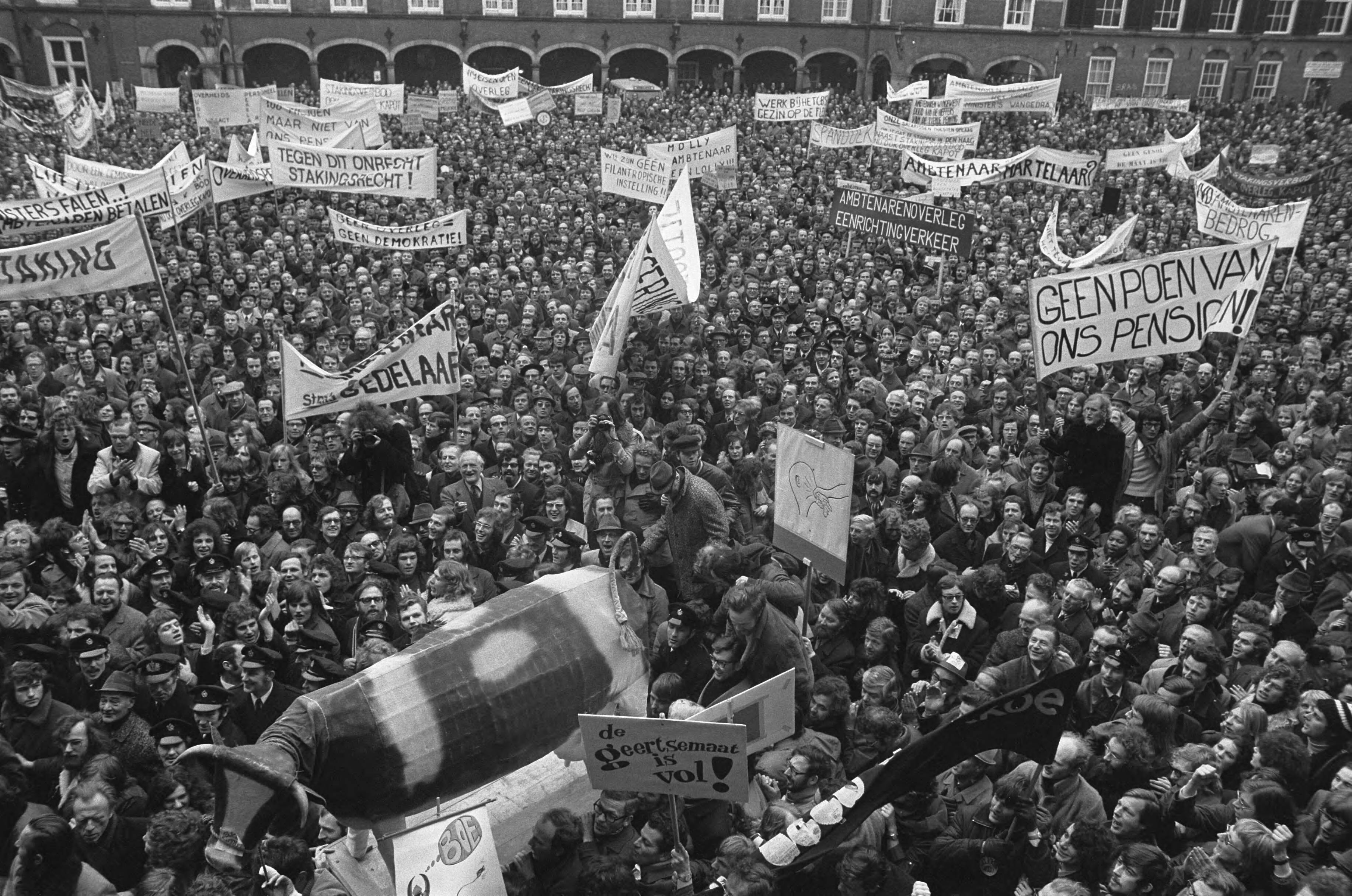 Fotocollectie Anefo — Ambtenaren (meer dan 40.000) demonstreren in Den Haag , de demonstranten op het Binnenhof — Foto: Peters, Hans / Anefo. Licentie: Set B: Rechtenvrij / Publiek Domein. Bron: Nationaal Archief. http://hdl.handle.net/10648/ac245608-d0b4-102d-bcf8-003048976d84