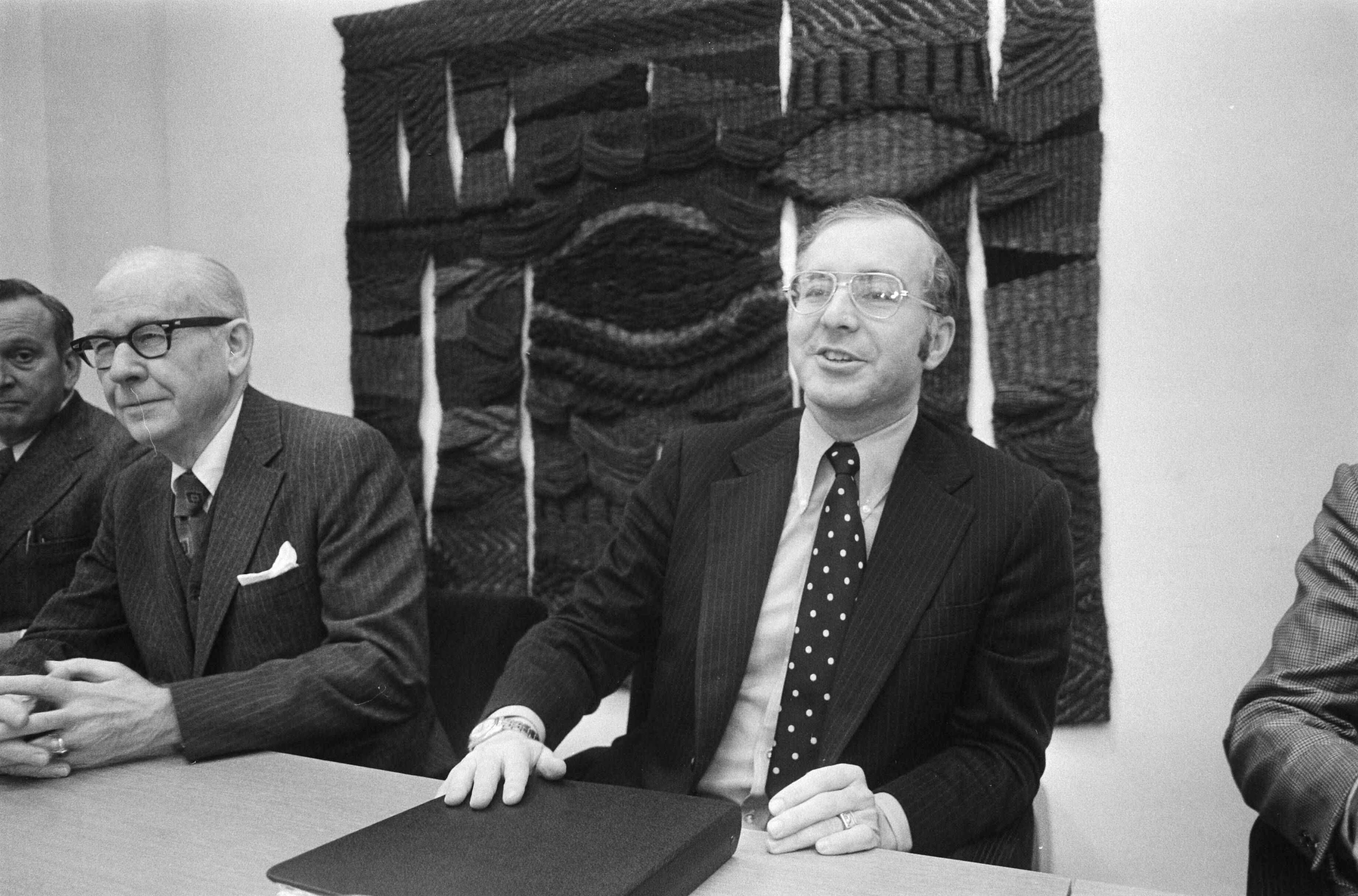 Fotocollectie Anefo — Luchtvaartoverleg tussen Nederland en Amerika in Ministerie van Verkeer en Waterstaat in Den Haag 12, J. Waltman (r) (VS), 13, 14 Westerterp — Foto: Peters, Hans / Anefo. Licentie: Set B: Rechtenvrij / Publiek Domein. Bron: Nationaal Archief. http://hdl.handle.net/10648/ac600cd4-d0b4-102d-bcf8-003048976d84