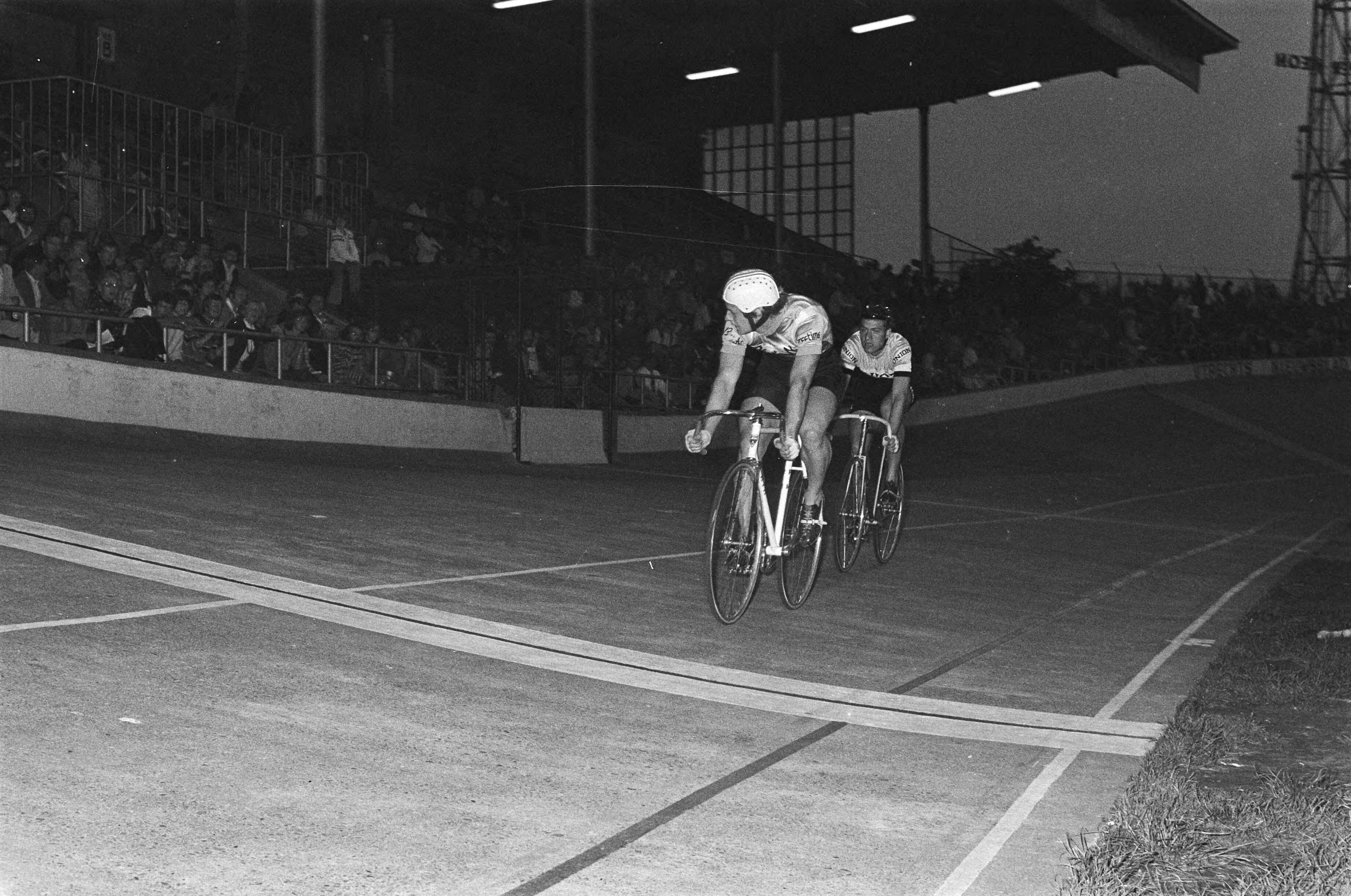 Fotocollectie Anefo — Nationale kampioenschappen wielrennen in Utrecht; Lou Veldt wint sprintfinale, 2e Sjaak Pieterse — Foto: Verhoeff, Bert / Anefo. Licentie: Set B: Rechtenvrij / Publiek Domein. Bron: Nationaal Archief. http://hdl.handle.net/10648/aca082e6-d0b4-102d-bcf8-003048976d84