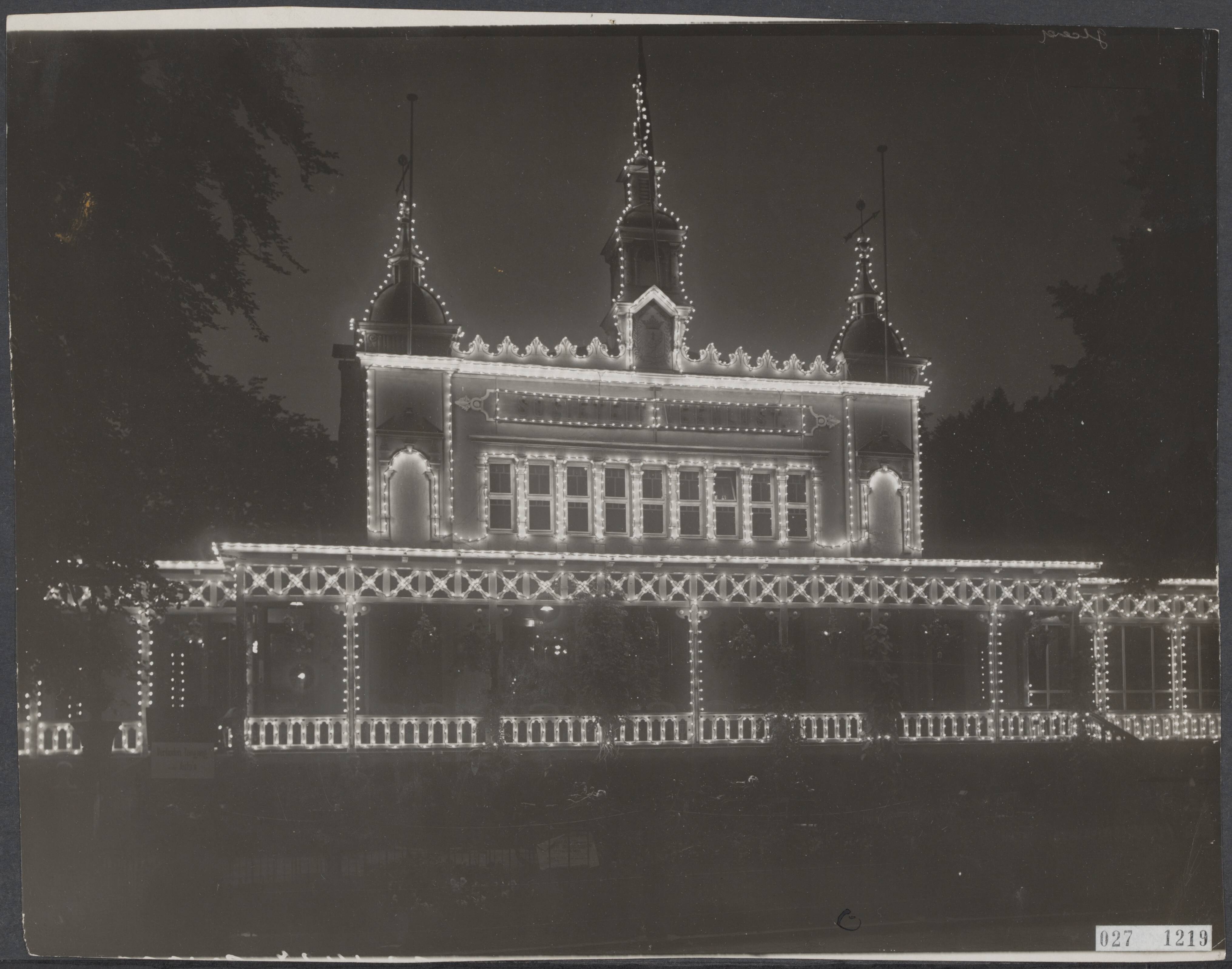 Fotocollectie Elsevier Binnenland — Sociëteitsgebouw "Veenlust" te Veendam verlicht — Foto: Onbekend / Publiek Domein of Rechtenvrij. Licentie: Set B: Rechtenvrij / Publiek Domein. Bron: Nationaal Archief. http://hdl.handle.net/10648/addbfc94-d0b4-102d-bcf8-003048976d84