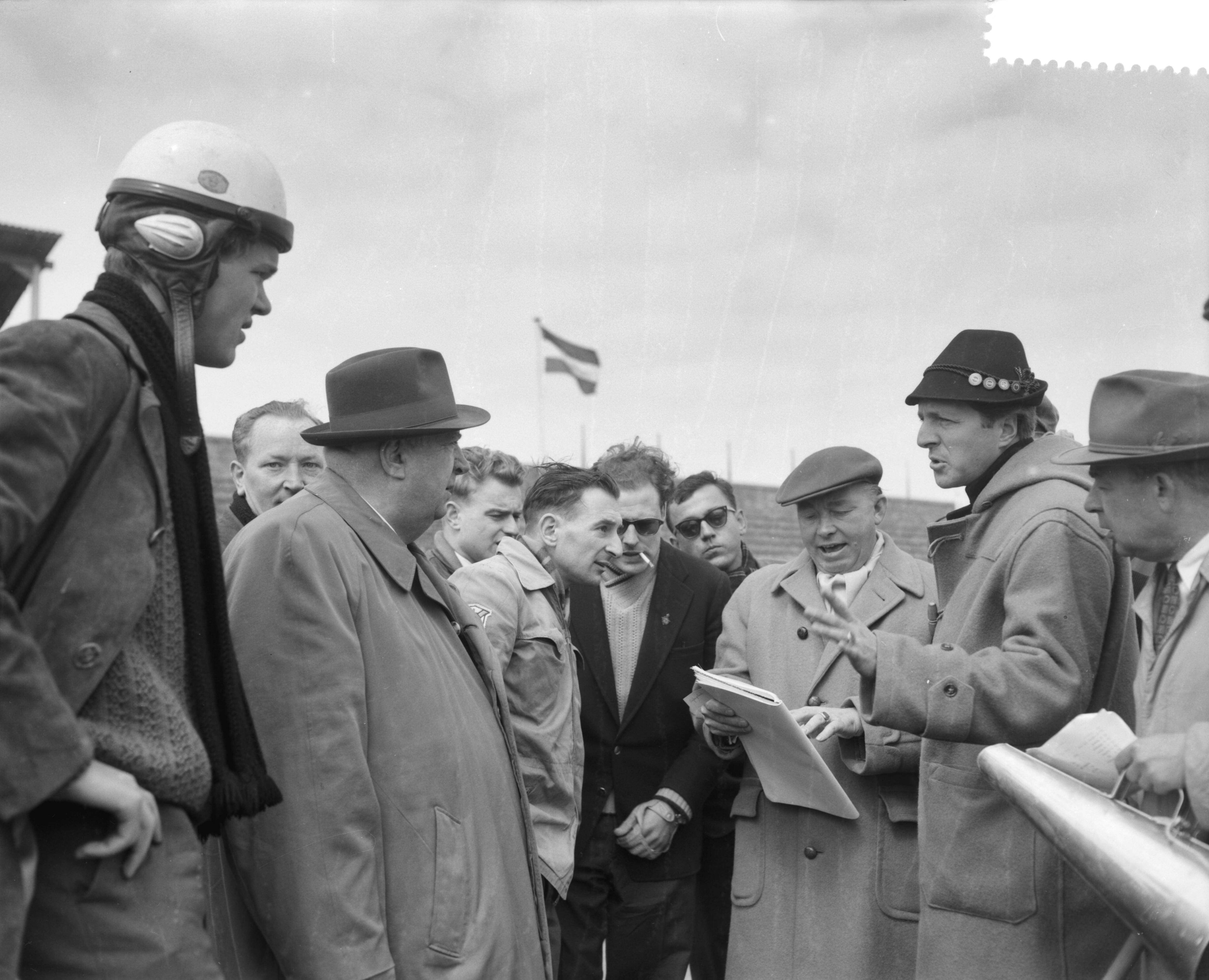 Fotocollectie Anefo — Coureurscursus door Wolfgang Graf Berghe von Trips en Alfred Neubauer op het circuit van Zandvoort — Foto: Bilsen, Joop van / Anefo. Licentie: Set B: Rechtenvrij / Publiek Domein. Bron: Nationaal Archief. http://hdl.handle.net/10648/a97a3cba-d0b4-102d-bcf8-003048976d84