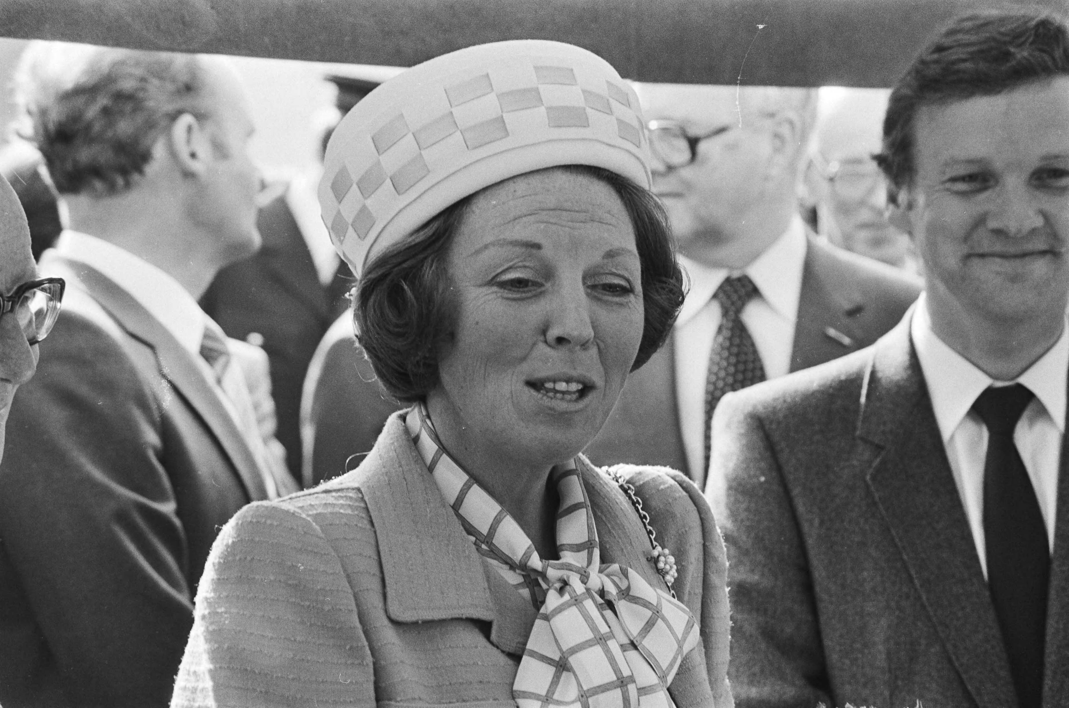 H.M. de Koningin en Prins Claus woonden viering 75-jarig bestaan van Ver. tot Behoud van Natuurmonumenten in Naarden bij — Koningin Beatrix — Foto: Dijk, Hans van / Anefo. Licentie: Set B: Rechtenvrij / Publiek Domein. Bron: Nationaal Archief. http://hdl.handle.net/10648/ace85a30-d0b4-102d-bcf8-003048976d84