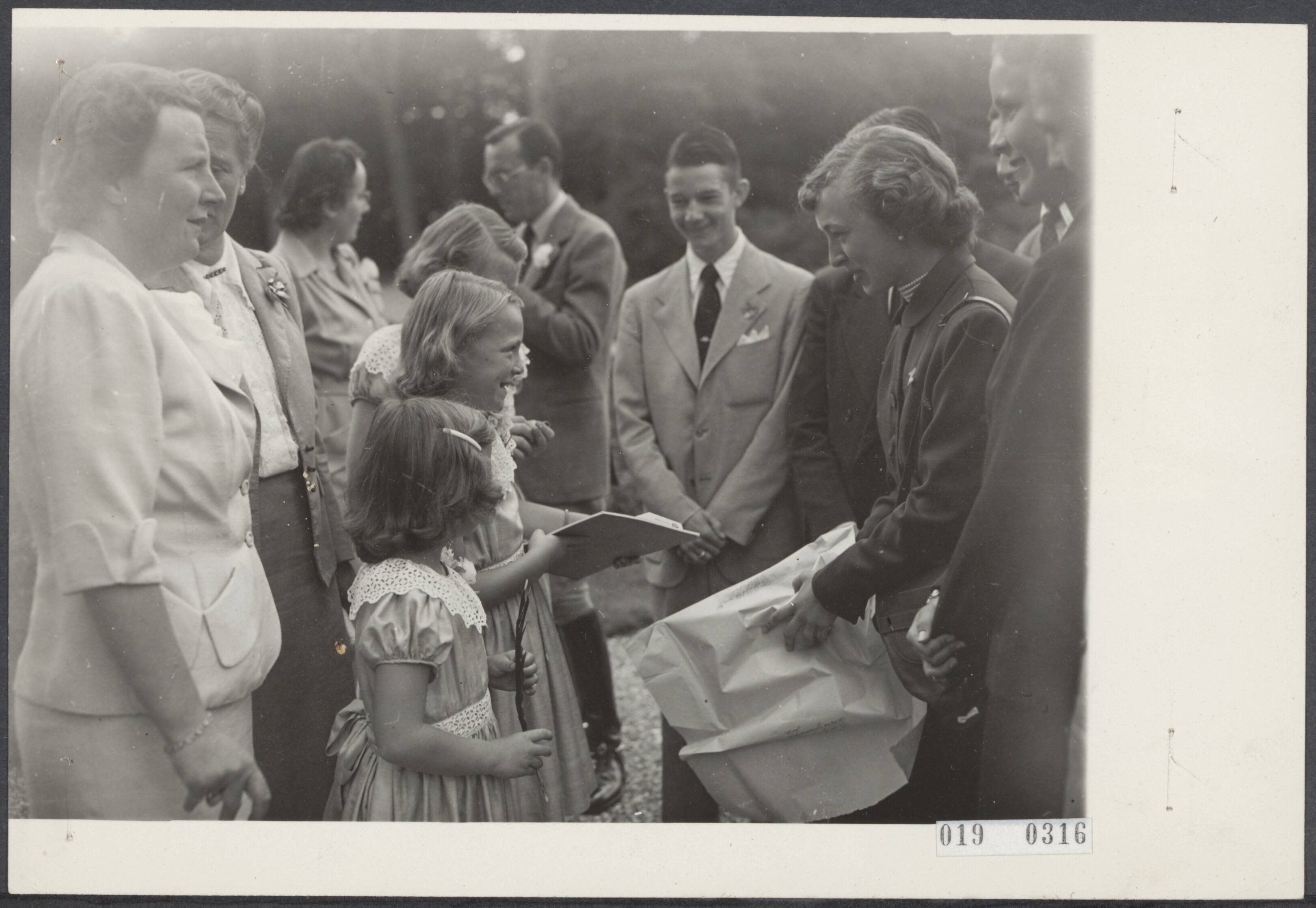Fotocollectie Elsevier Binnenland — De leden van het Amerikaanse Jeugd Rode Kruis, die in Nederland vertoeven, zijn naar paleis Soestdijk gekomen om de jarige prinses Irene geluk te wensen en haar een boek aan te bieden — Foto: ANP / RVD of rechtenvrij. Licentie: Set B: Rechtenvrij / Publiek Domein. Bron: Nationaal Archief. http://hdl.handle.net/10648/adc626d0-d0b4-102d-bcf8-003048976d84