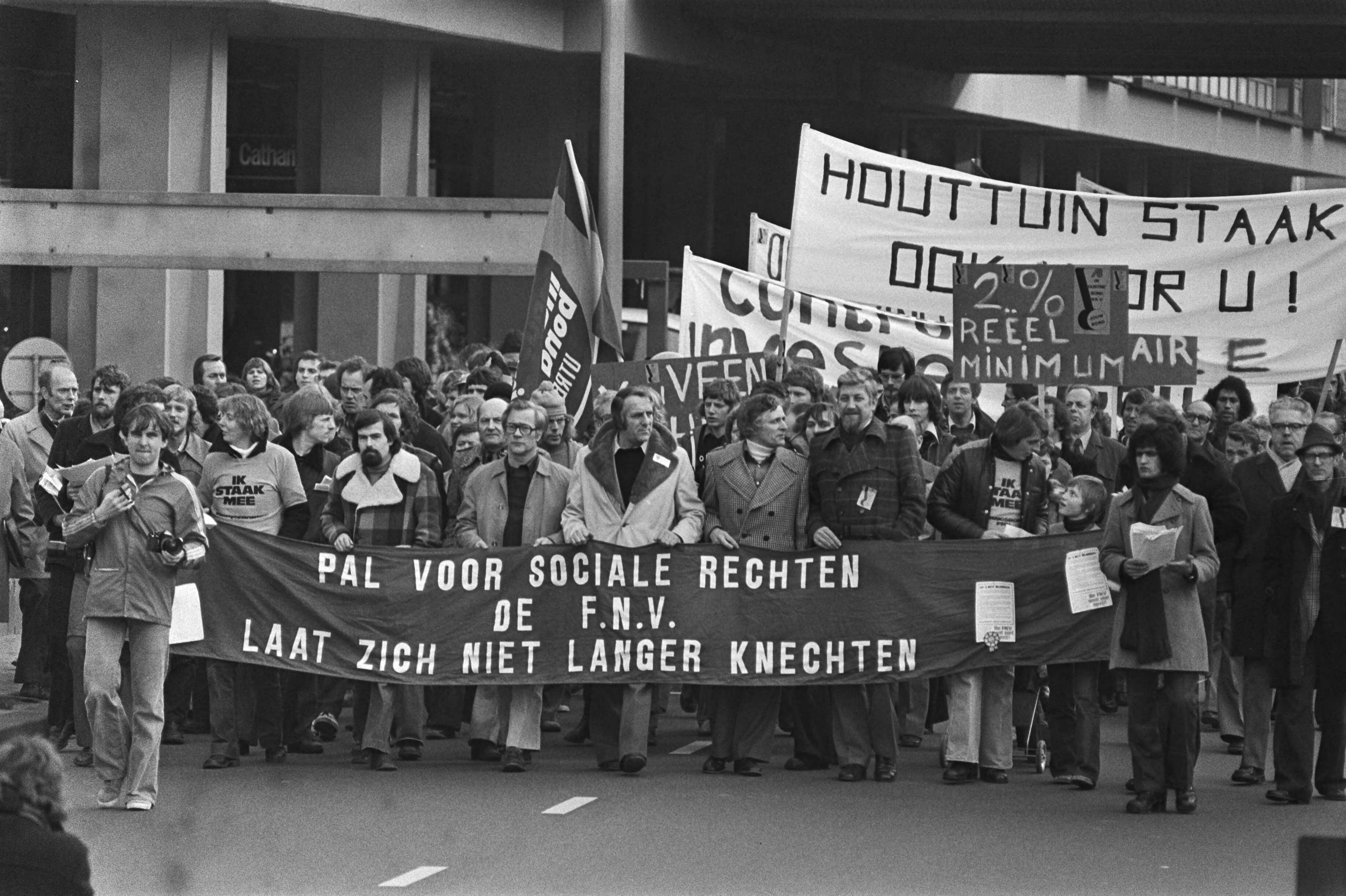 Fotocollectie Anefo — Demonstratie voor betere arbeidsvoorwaarden in Utrecht; overzicht — Foto: Peters, Hans / Anefo. Licentie: Set B: Rechtenvrij / Publiek Domein. Bron: Nationaal Archief. http://hdl.handle.net/10648/ac95db2a-d0b4-102d-bcf8-003048976d84