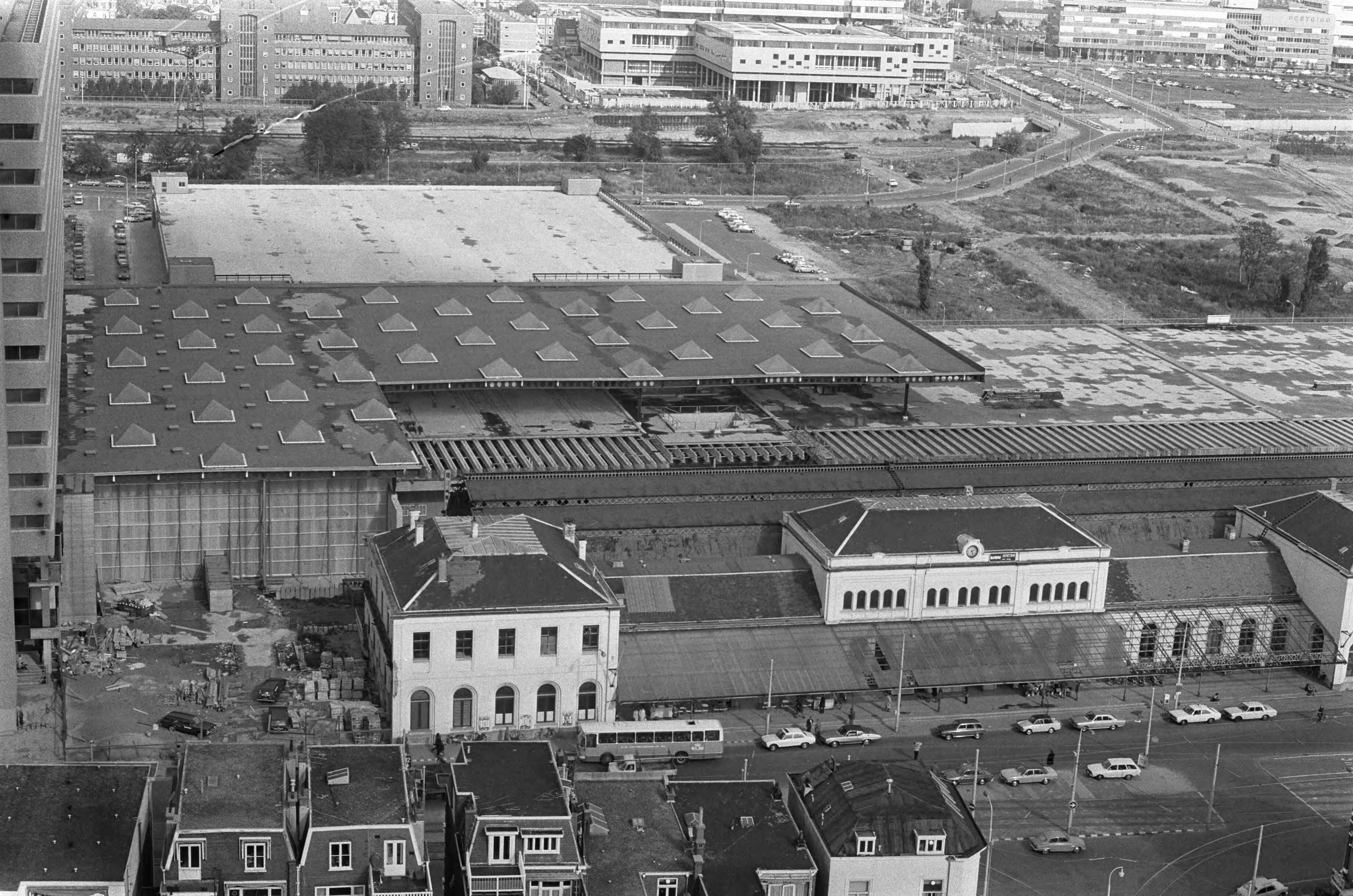 Fotocollectie Anefo — Station NS te Den Haag , als vervanging staatsspoor, geopend, overzicht met oude staatsspoor op voorgrond — Foto: Verhoeff, Bert / Anefo. Licentie: Set B: Rechtenvrij / Publiek Domein. Bron: Nationaal Archief. http://hdl.handle.net/10648/ac37ec68-d0b4-102d-bcf8-003048976d84