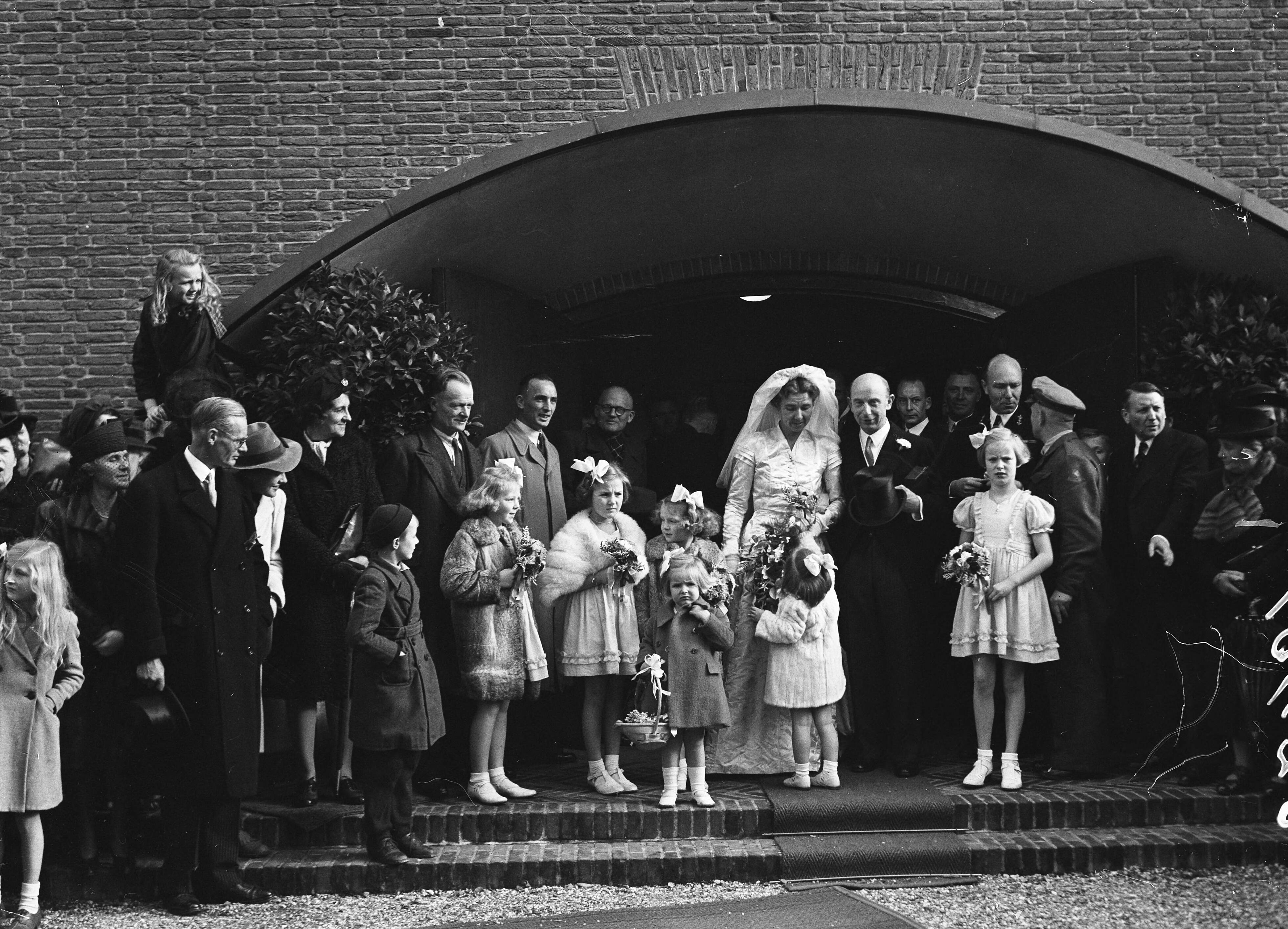 Fotocollectie Anefo — Huwelijk jhr. ir. Joan Röell en jkvr. Sophia Christina Feith, waarbij de prinsessen Beatrix en Irene samen met Reneé Röell bruidsmeisjes zijn, en prinses Margriet bloemenmeisje — Foto: Sagers, Harry / Anefo. Licentie: Set B: Rechtenvrij / Publiek Domein. Bron: Nationaal Archief. http://hdl.handle.net/10648/a8a2d22a-d0b4-102d-bcf8-003048976d84