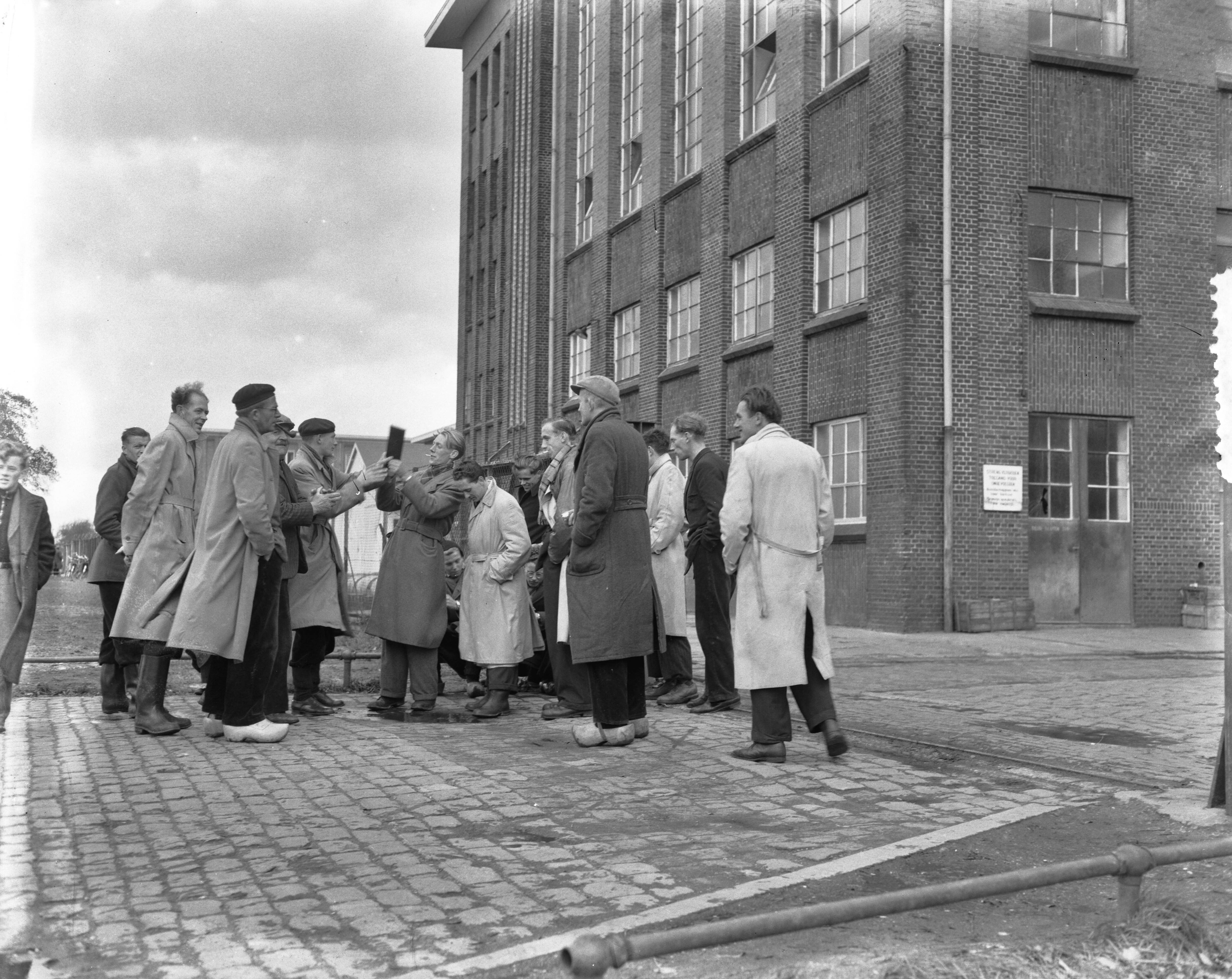Fotocollectie Anefo — Stalong melkfabriek "De Ommelanden" te Groningen. Onderlinge debatten tussen de arbeiders — Foto: Consenheim, Wim / Anefo. Licentie: Set B: Rechtenvrij / Publiek Domein. Bron: Nationaal Archief. http://hdl.handle.net/10648/a900bd22-d0b4-102d-bcf8-003048976d84