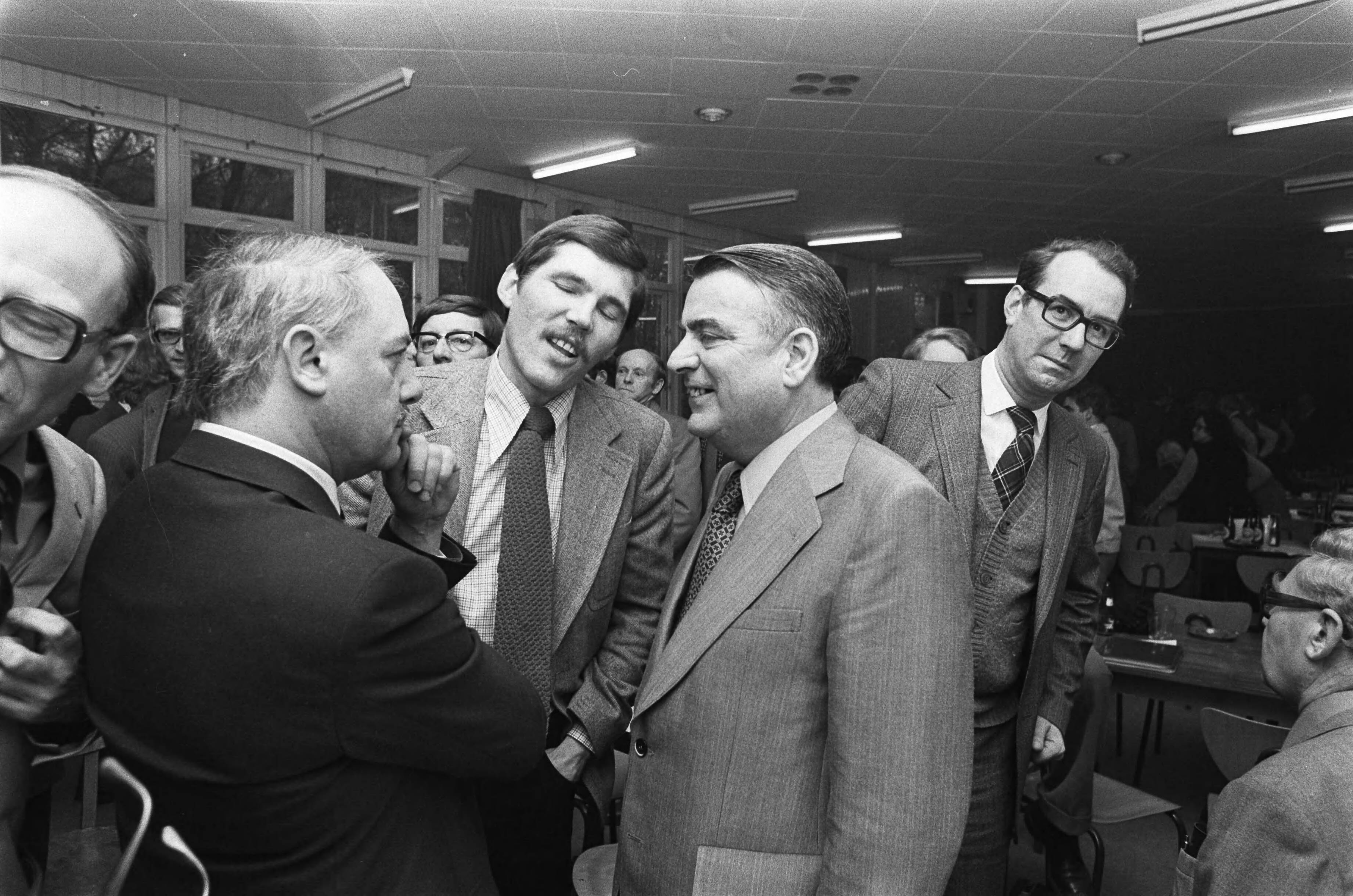 Fotocollectie Anefo — Partijraad DS70 in Den Dolder ; Berger in gesprek — Foto: Mieremet, Rob / Anefo. Licentie: Set B: Rechtenvrij / Publiek Domein. Bron: Nationaal Archief. http://hdl.handle.net/10648/ac63ab28-d0b4-102d-bcf8-003048976d84
