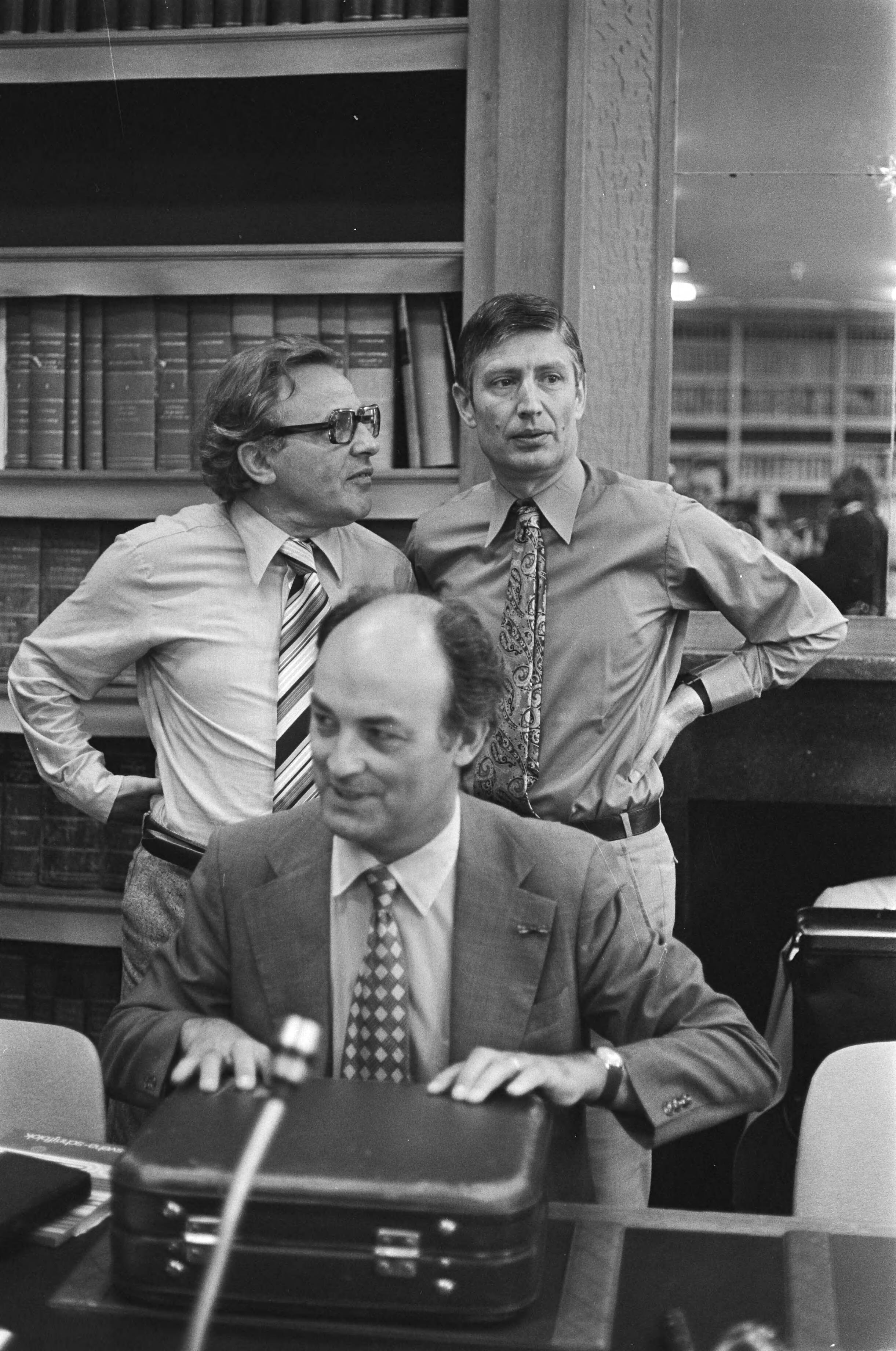 Fotocollectie Anefo — CDA-fractievergadering in verband met kabinetsformatie ( Den Haag ); zittend Aantjes, daarachter Kleisterklee (l) en Van Agt — Foto: Suyk, Koen / Anefo. Licentie: Set B: Rechtenvrij / Publiek Domein. Bron: Nationaal Archief. http://hdl.handle.net/10648/aca08c82-d0b4-102d-bcf8-003048976d84