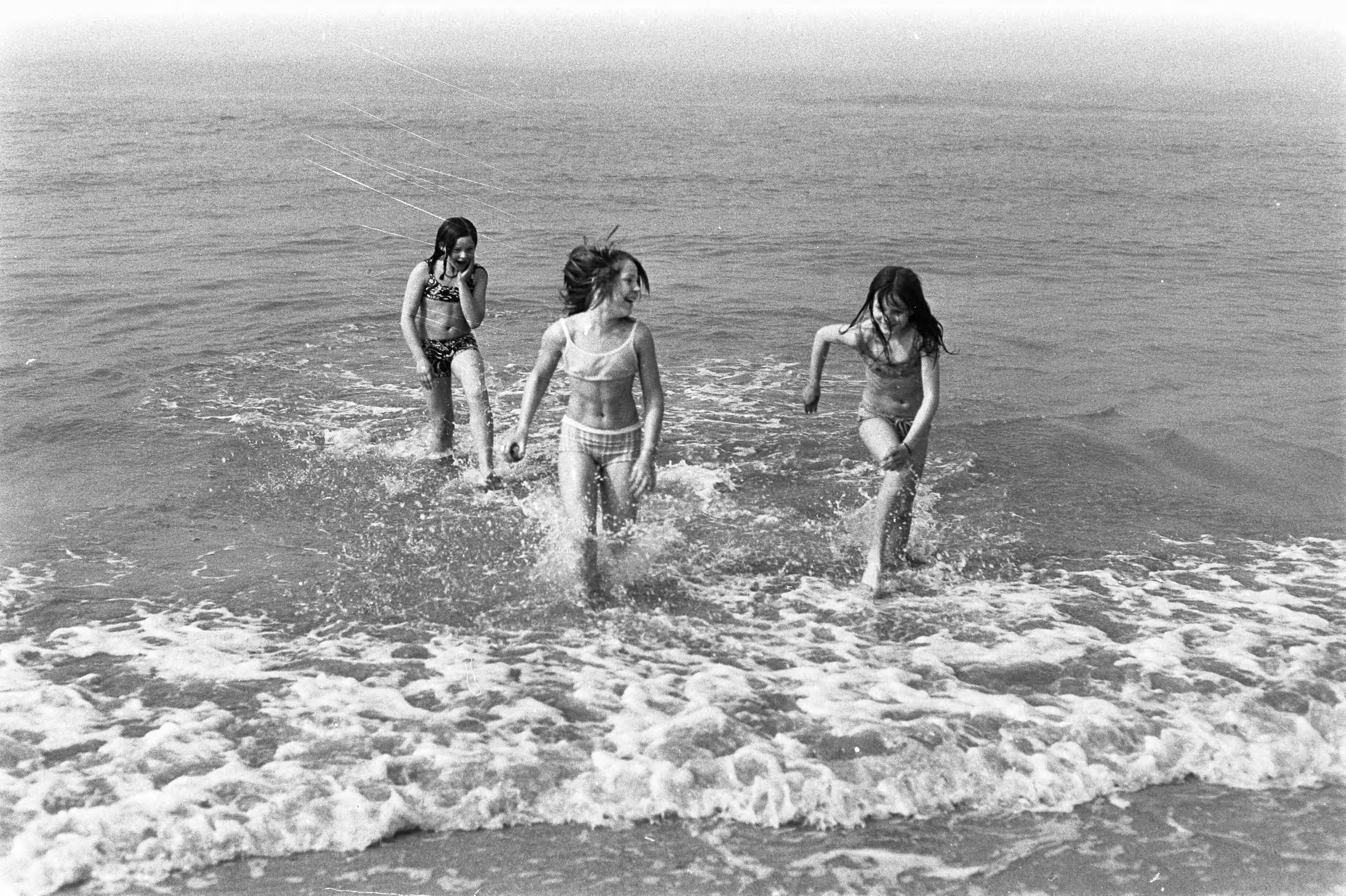 Fotocollectie Anefo — Drukte op strand van Zandvoort, eerste baders — Foto: Peters, Hans / Anefo. Licentie: Set B: Rechtenvrij / Publiek Domein. Bron: Nationaal Archief. http://hdl.handle.net/10648/abe43c26-d0b4-102d-bcf8-003048976d84