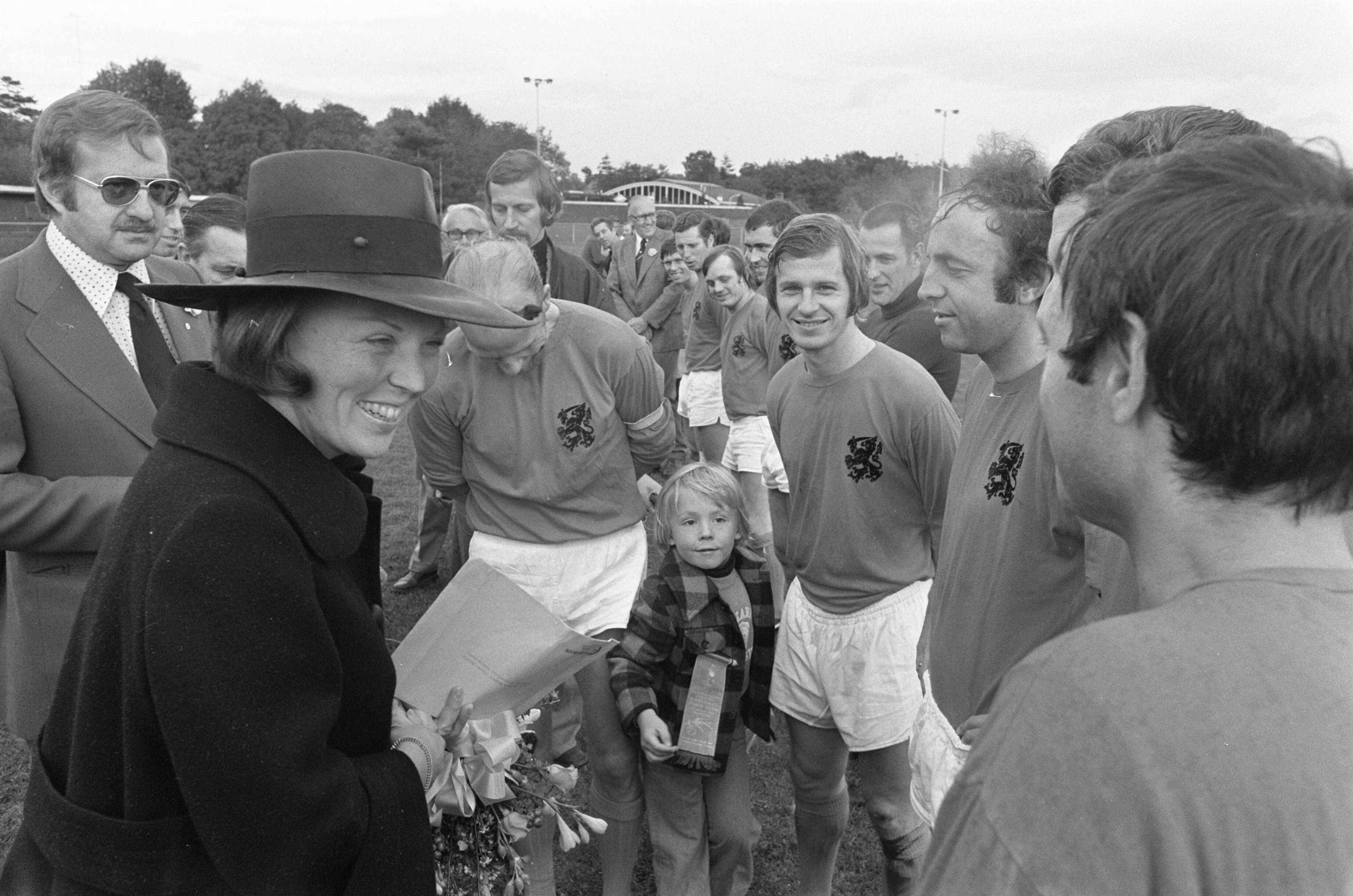 Fotocollectie Anefo — Prinses Beatrix en zoon Johan Friso bij voetbalwedstrijd van oud internationals tegen oud Amsterdam in Hilversum Beatrix en Johan Friso / — Foto: Verhoeff, Bert / Anefo. Licentie: Set B: Rechtenvrij / Publiek Domein. Bron: Nationaal Archief. http://hdl.handle.net/10648/ac5784ba-d0b4-102d-bcf8-003048976d84
