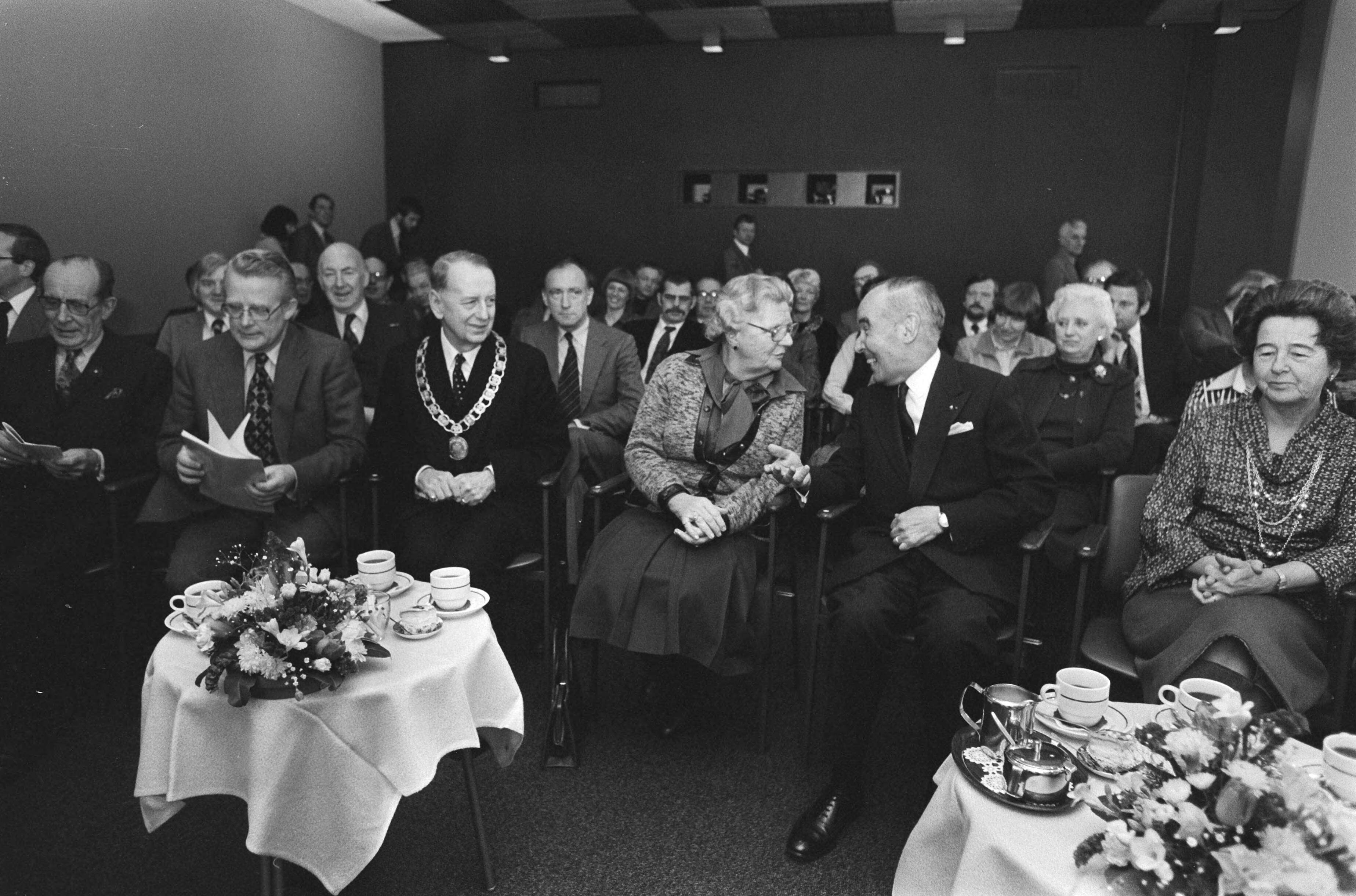 Fotocollectie Anefo — koningin Juliana bezoekt Centraal Instituut voor Voedingsonderzoek (CIVO-TNO) te Zeist — Foto: Croes, Rob C. / Anefo. Licentie: Set B: Rechtenvrij / Publiek Domein. Bron: Nationaal Archief. http://hdl.handle.net/10648/acc478e0-d0b4-102d-bcf8-003048976d84
