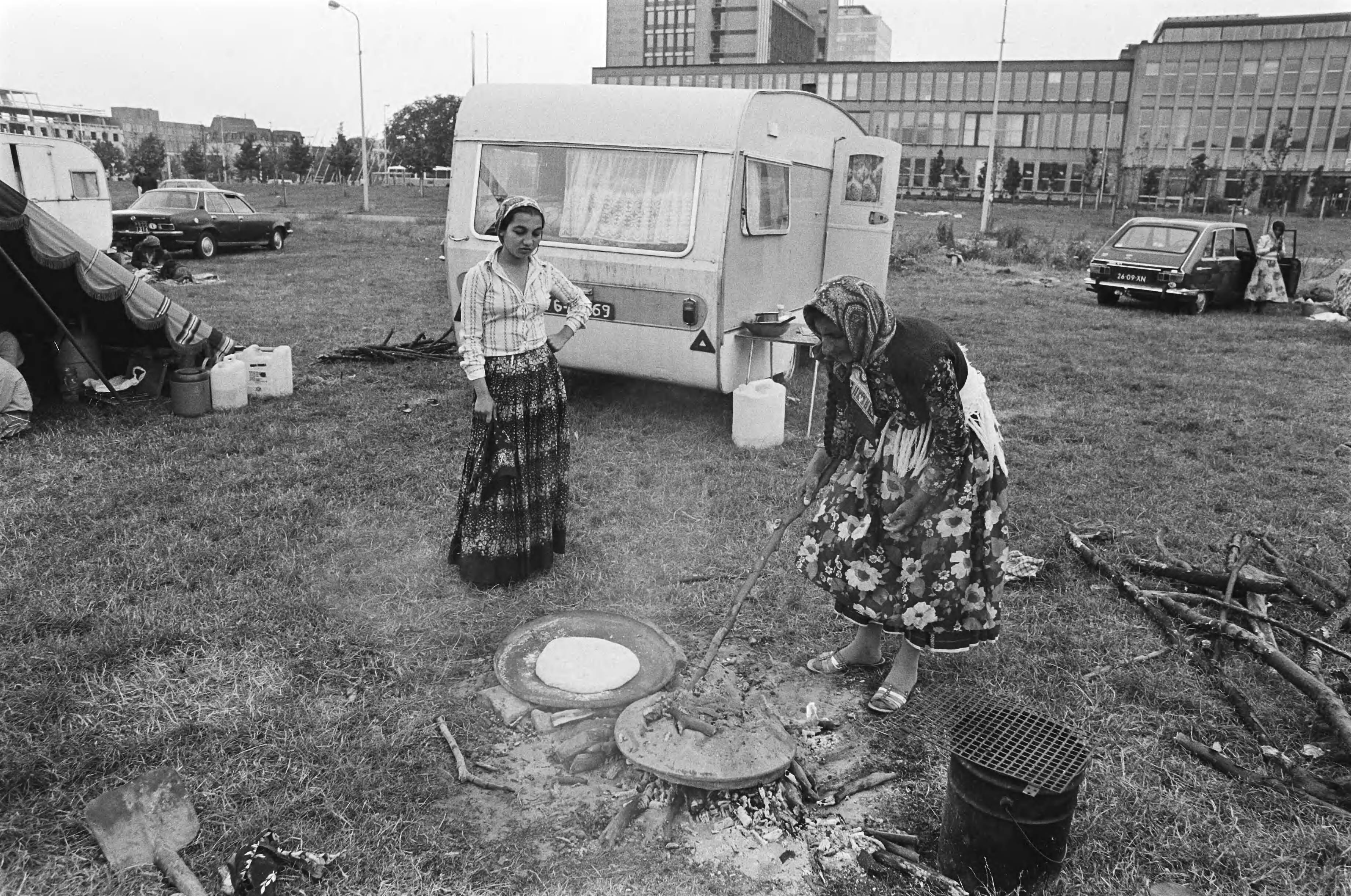 Fotocollectie Anefo — Groep zigeuners op Malieveld in Den Haag ; zigeunervrouw maakt eten klaar — Foto: Antonisse, Marcel / Anefo. Licentie: Set B: Rechtenvrij / Publiek Domein. Bron: Nationaal Archief. http://hdl.handle.net/10648/ad0029c6-d0b4-102d-bcf8-003048976d84