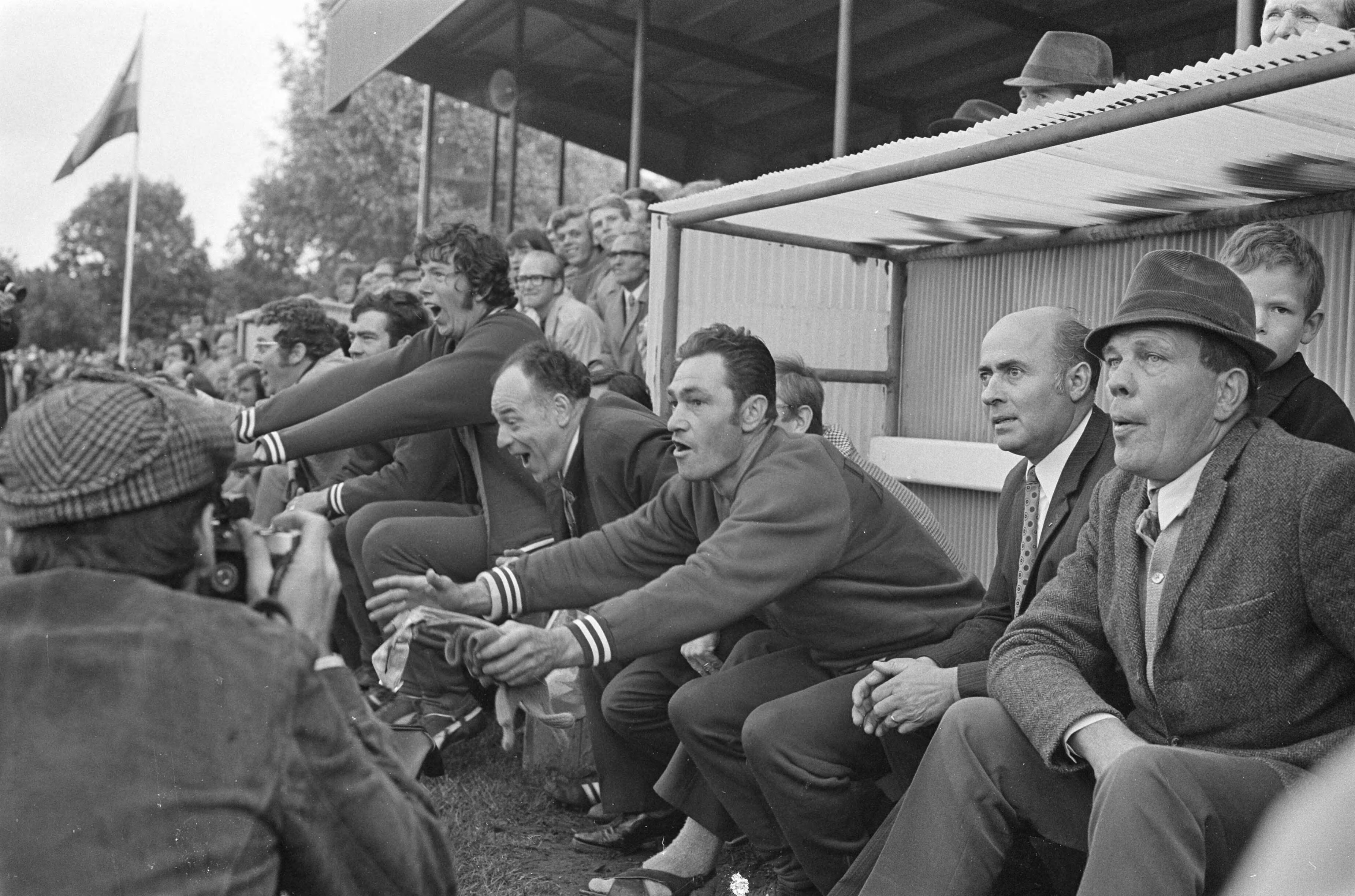 Nederlands Kampioenschap Voetbal voor Zondagamateurs 1971 — Dug-out tijdens de wedstrijd RVC - VV Caesar: 0-1 — Foto: Fotograaf Onbekend / Anefo. Licentie: Set B: Rechtenvrij / Publiek Domein. Bron: Nationaal Archief. http://hdl.handle.net/10648/abc3b8ca-d0b4-102d-bcf8-003048976d84