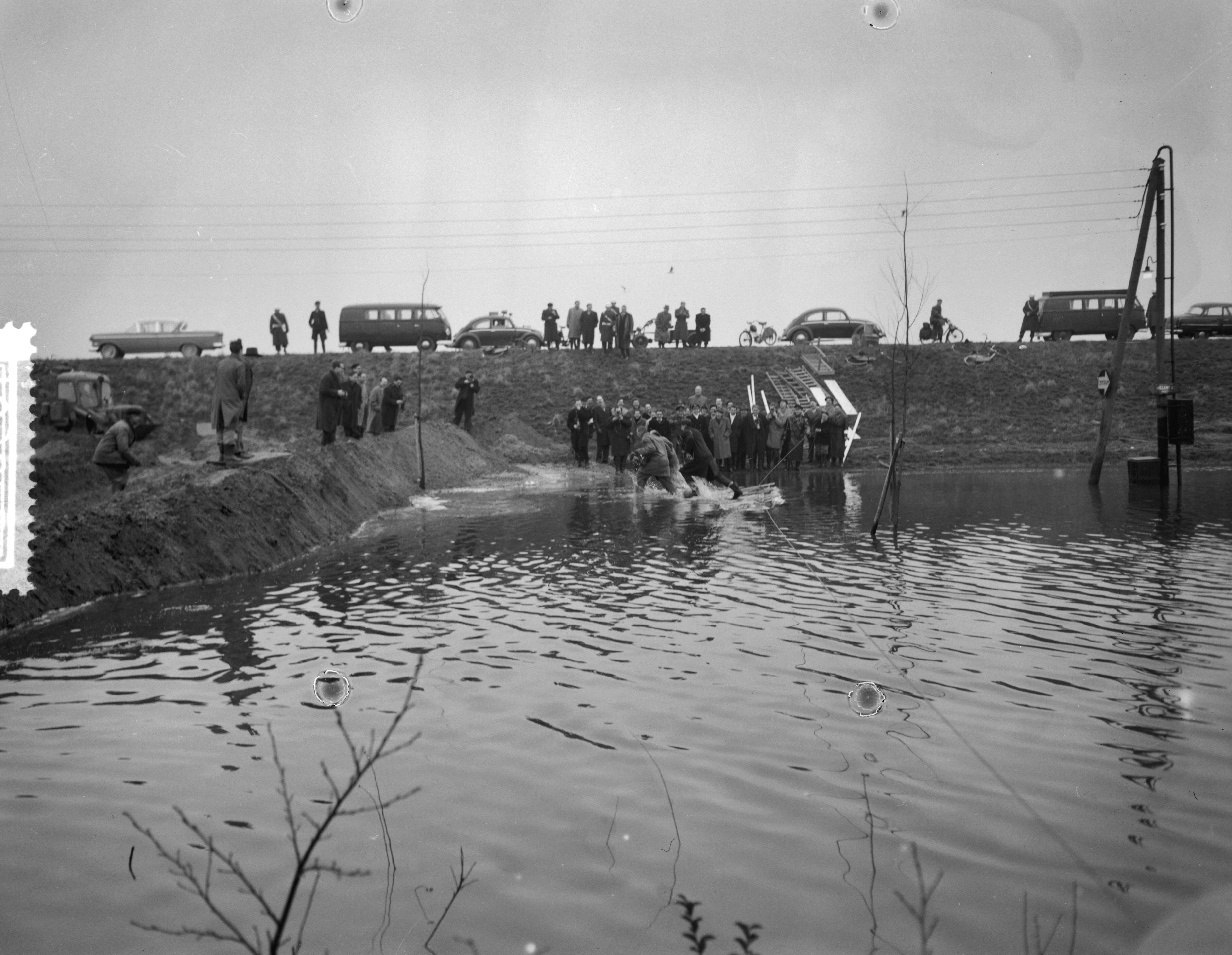 Ramp Tuindorp Oostzaan — Persrondgang door rampgebied Oostzaan, fotografen vallen — Foto: Bilsen, Joop van / Anefo. Licentie: Set B: Rechtenvrij / Publiek Domein. Bron: Nationaal Archief. http://hdl.handle.net/10648/a9a63ec8-d0b4-102d-bcf8-003048976d84