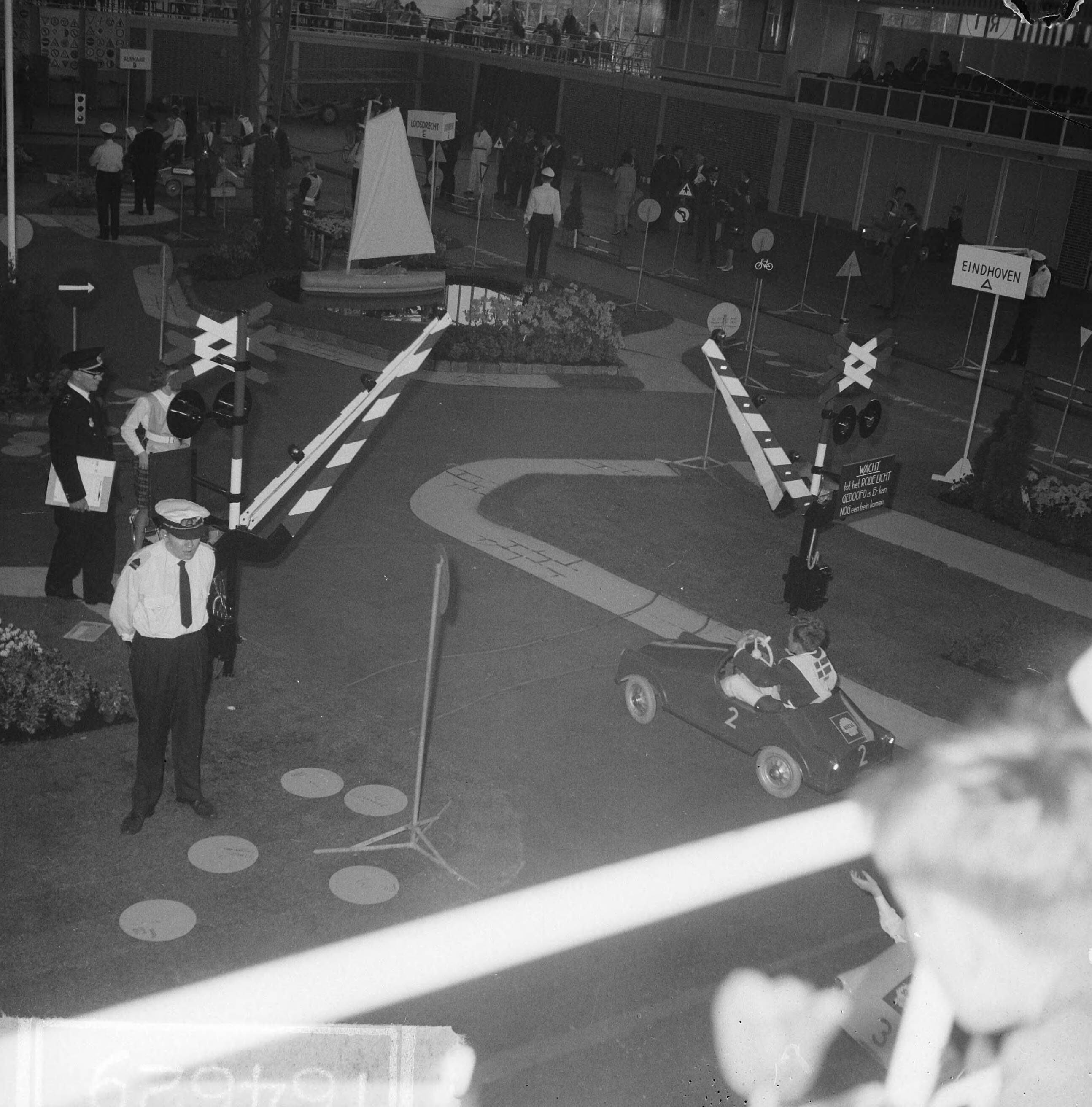 Fotocollectie Anefo — Internationale verkeerscompetitie in Expohal te Hilversum, overzicht internationale verkeerscircuit — Foto: Gelderen, Hugo van / Anefo. Licentie: Set B: Rechtenvrij / Publiek Domein. Bron: Nationaal Archief. http://hdl.handle.net/10648/aa6a2ec8-d0b4-102d-bcf8-003048976d84