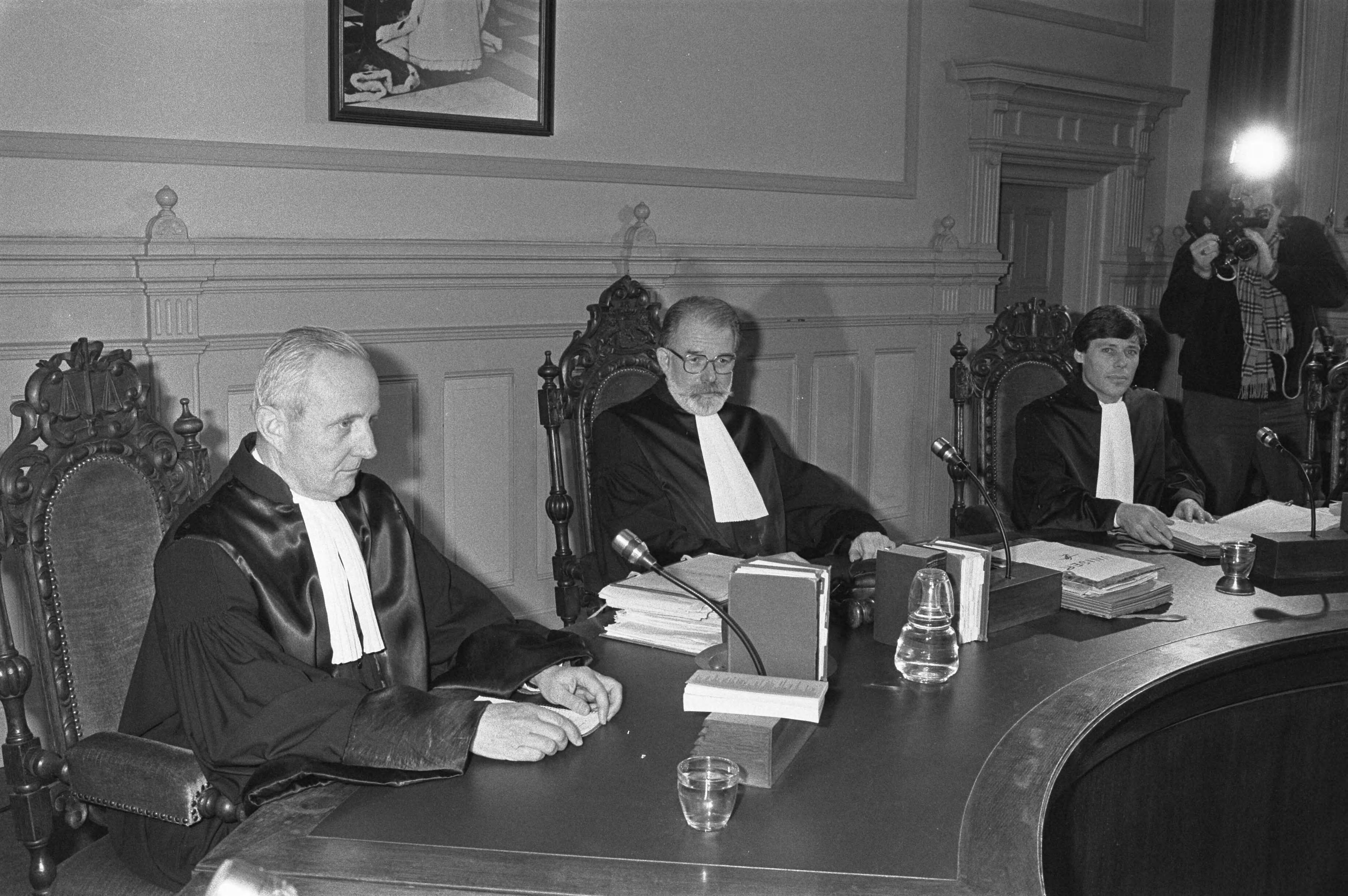Proces tegen afvalverwerkingsbedrijf Uniser voor de Rechtbank in Breda begonnen — Van links naar rechts rechter mr. E.H. Thijssen, president van de rechtbank mr. L.C. van der Plas en rechter mr. A. Snelders — Foto: Antonisse, Marcel / Anefo. Licentie: Set B: Rechtenvrij / Publiek Domein. Bron: Nationaal Archief. http://hdl.handle.net/10648/ad09e344-d0b4-102d-bcf8-003048976d84