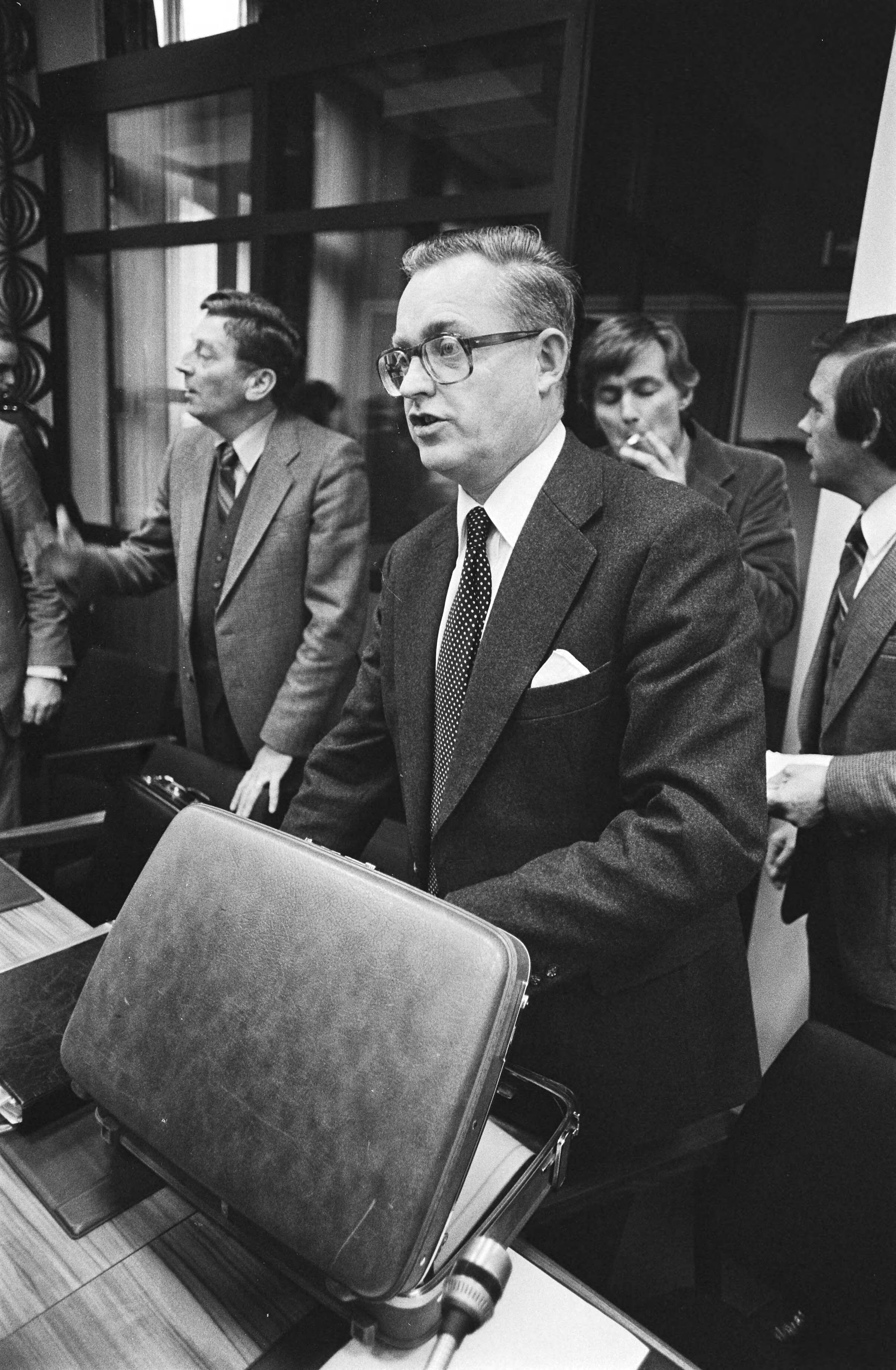 Fotocollectie Anefo — Overleg minister Scholten en Van der Klaauw en defensiecommissie ( Den Haag ) — Foto: Suyk, Koen / Anefo. Licentie: Set B: Rechtenvrij / Publiek Domein. Bron: Nationaal Archief. http://hdl.handle.net/10648/acc30dfc-d0b4-102d-bcf8-003048976d84