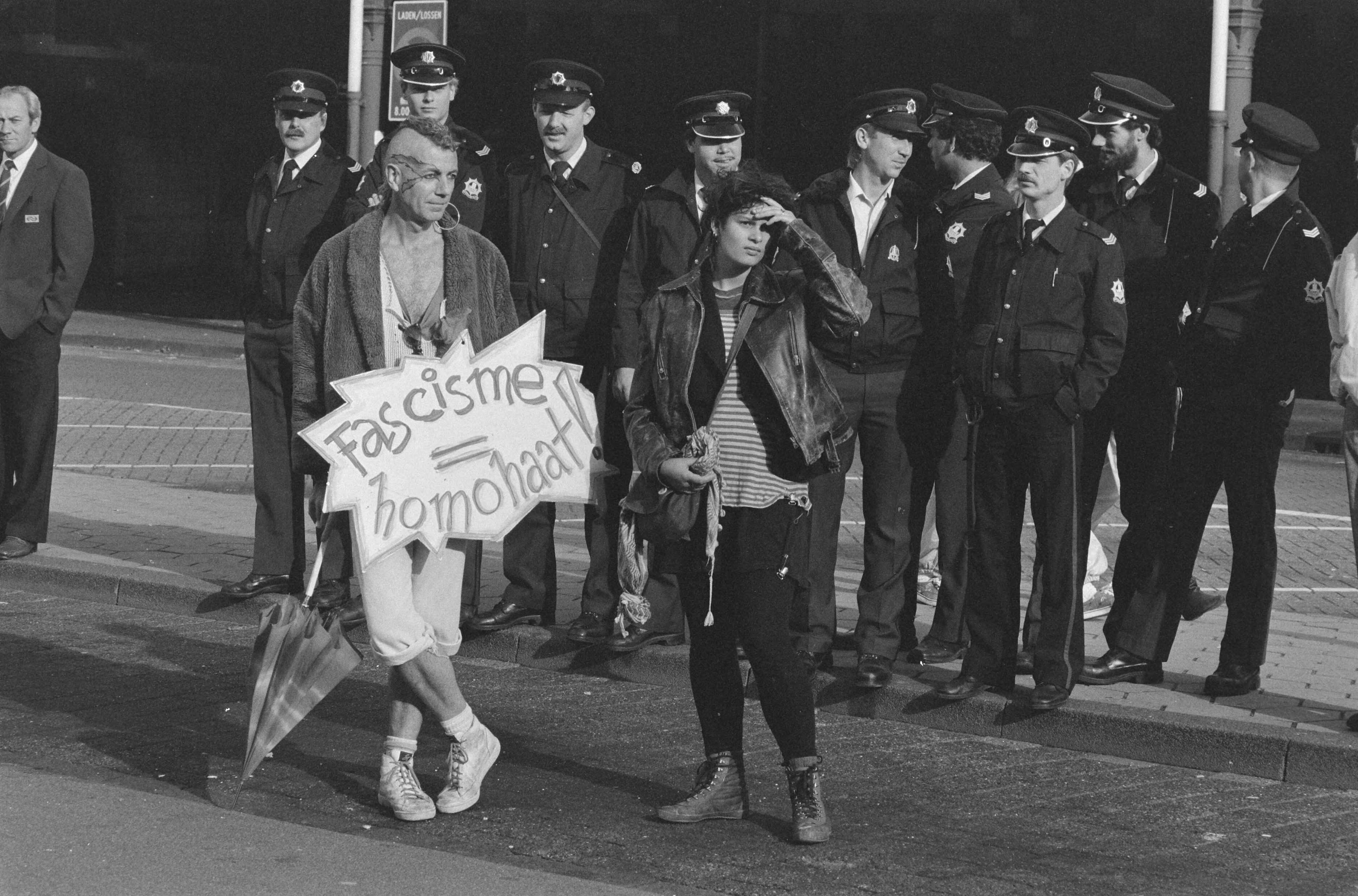 Fotocollectie Anefo — Landelijke initiatiefgroep "Geen fascisten op straat" demonstreren in Haarlem tegen aankondiging dem. centrumdemocraten — Foto: Bogaerts, Rob / Anefo. Licentie: Set B: Rechtenvrij / Publiek Domein. Bron: Nationaal Archief. http://hdl.handle.net/10648/ad6434fc-d0b4-102d-bcf8-003048976d84
